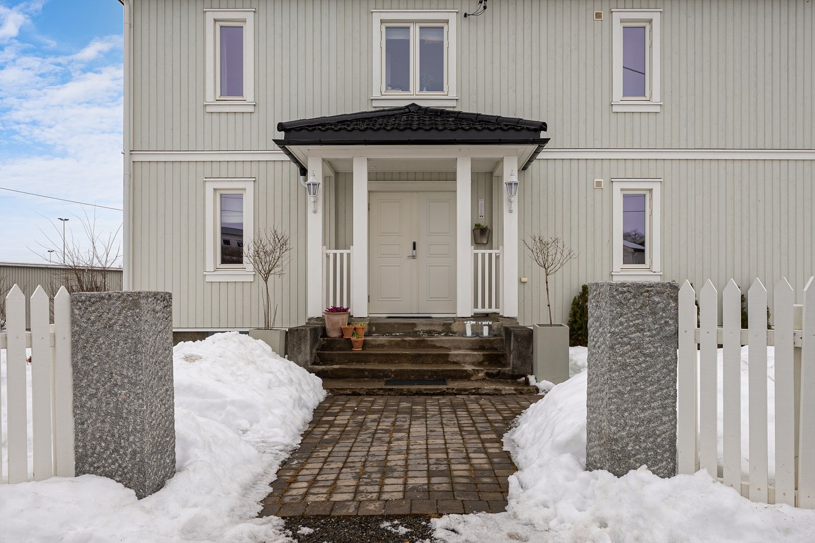 Et rent og pent uttrykk med belegningsstein foran inngangen. Galleribilde