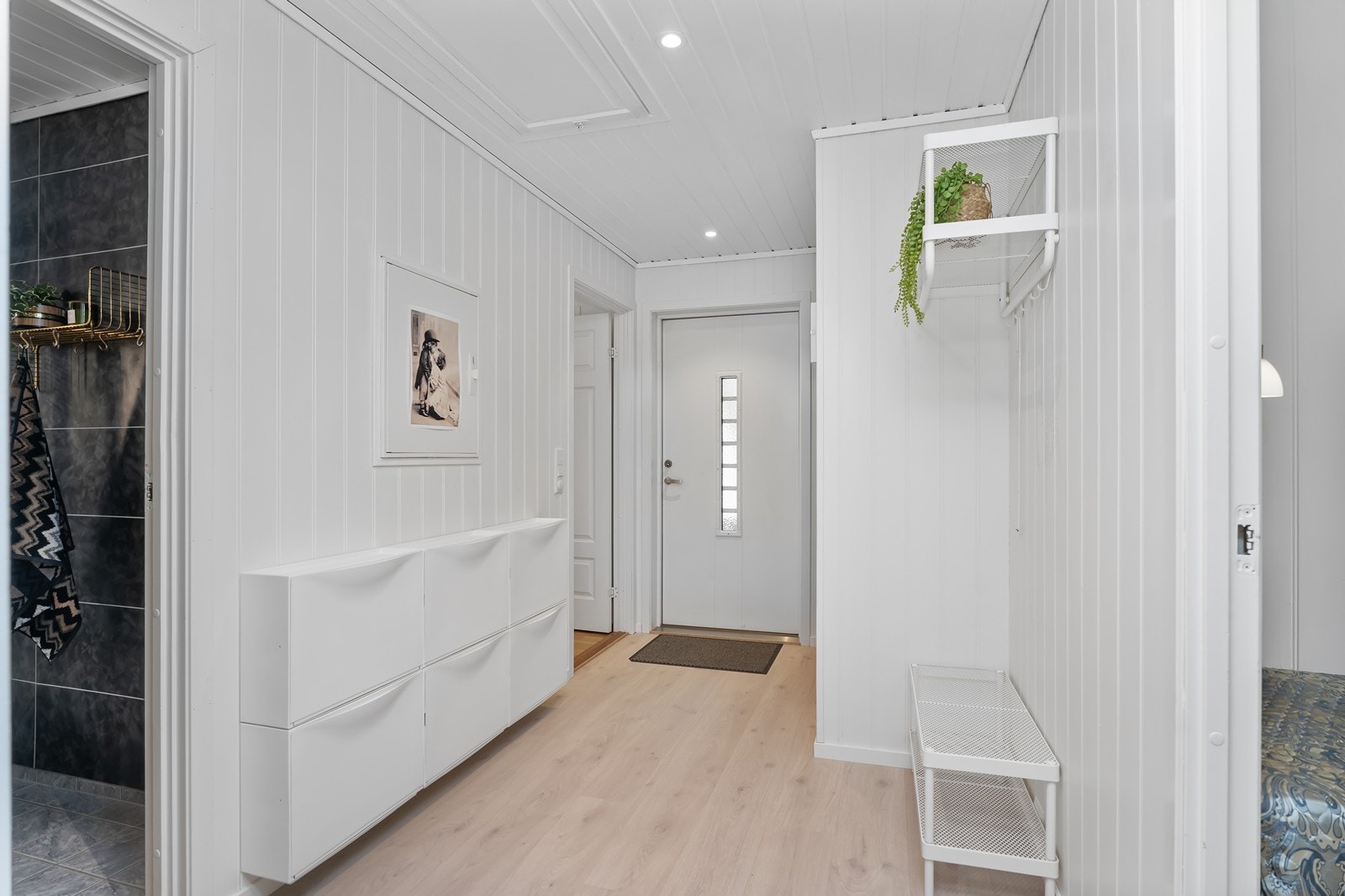 Velkommen inn! Nytt slitesterkt eik laminat gulv fra 2026 i gangen. Galleribilde