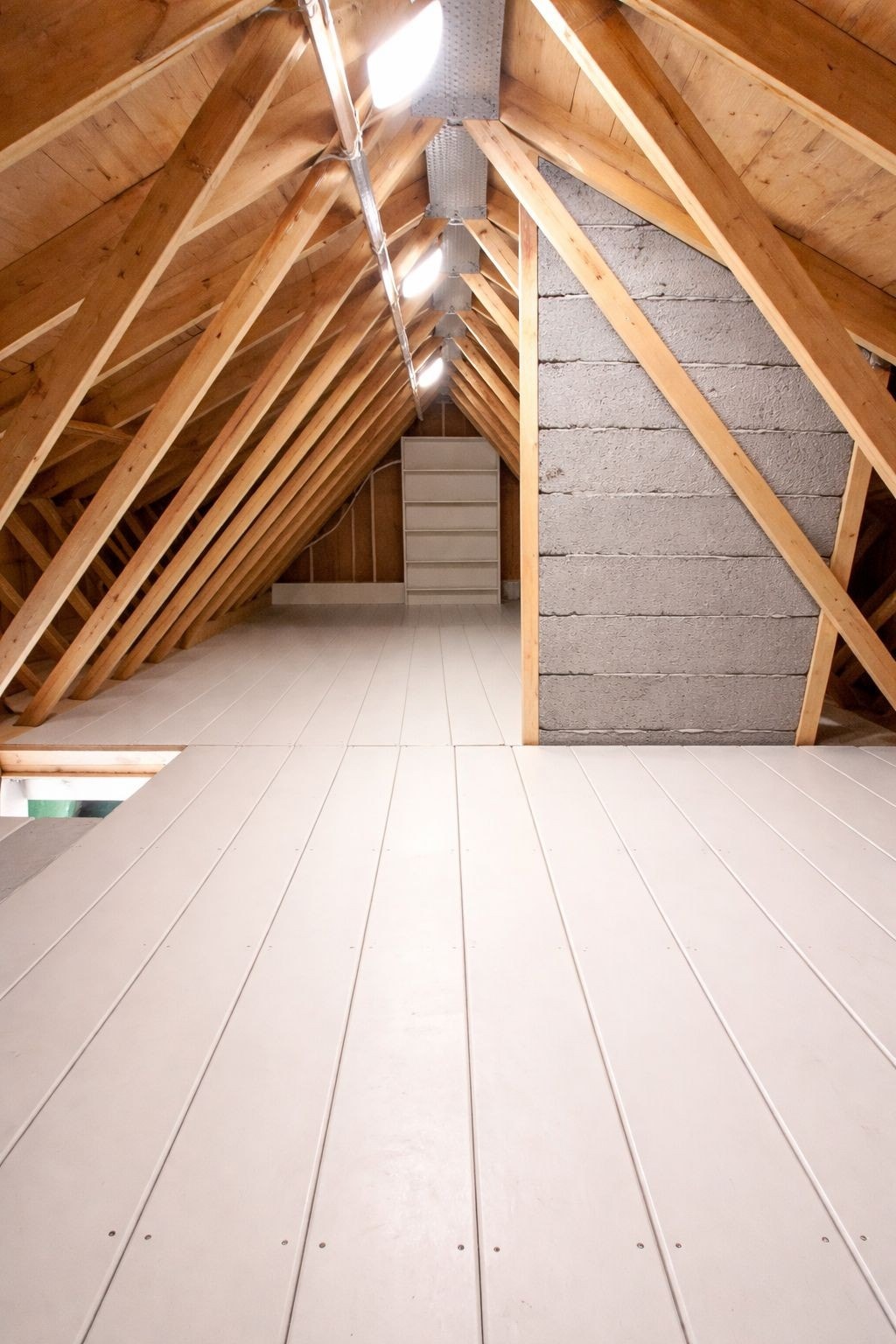 Stort bortstuingsloft med spennende utviklingsmuligheter - potensial for innredning til ekstra rom (forutsatt godkjenning) Galleribilde