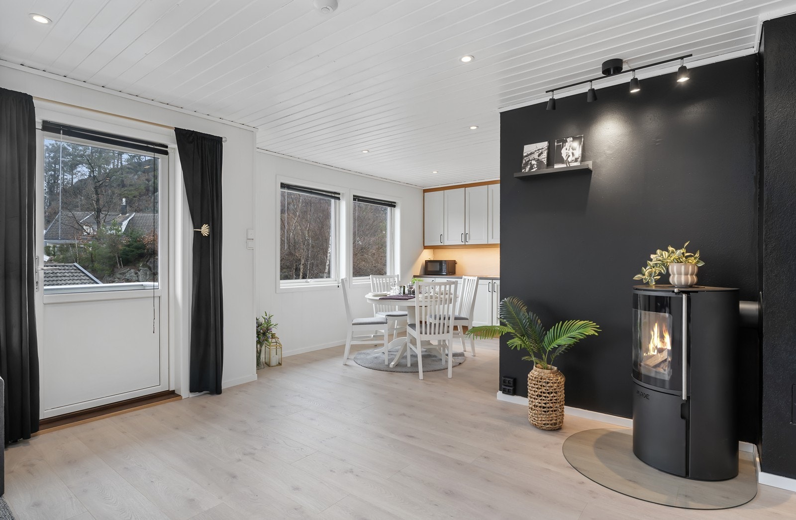 nylig blitt åpnet opp mellom kjøkken og stue noe som gir større romfølelse. Galleribilde