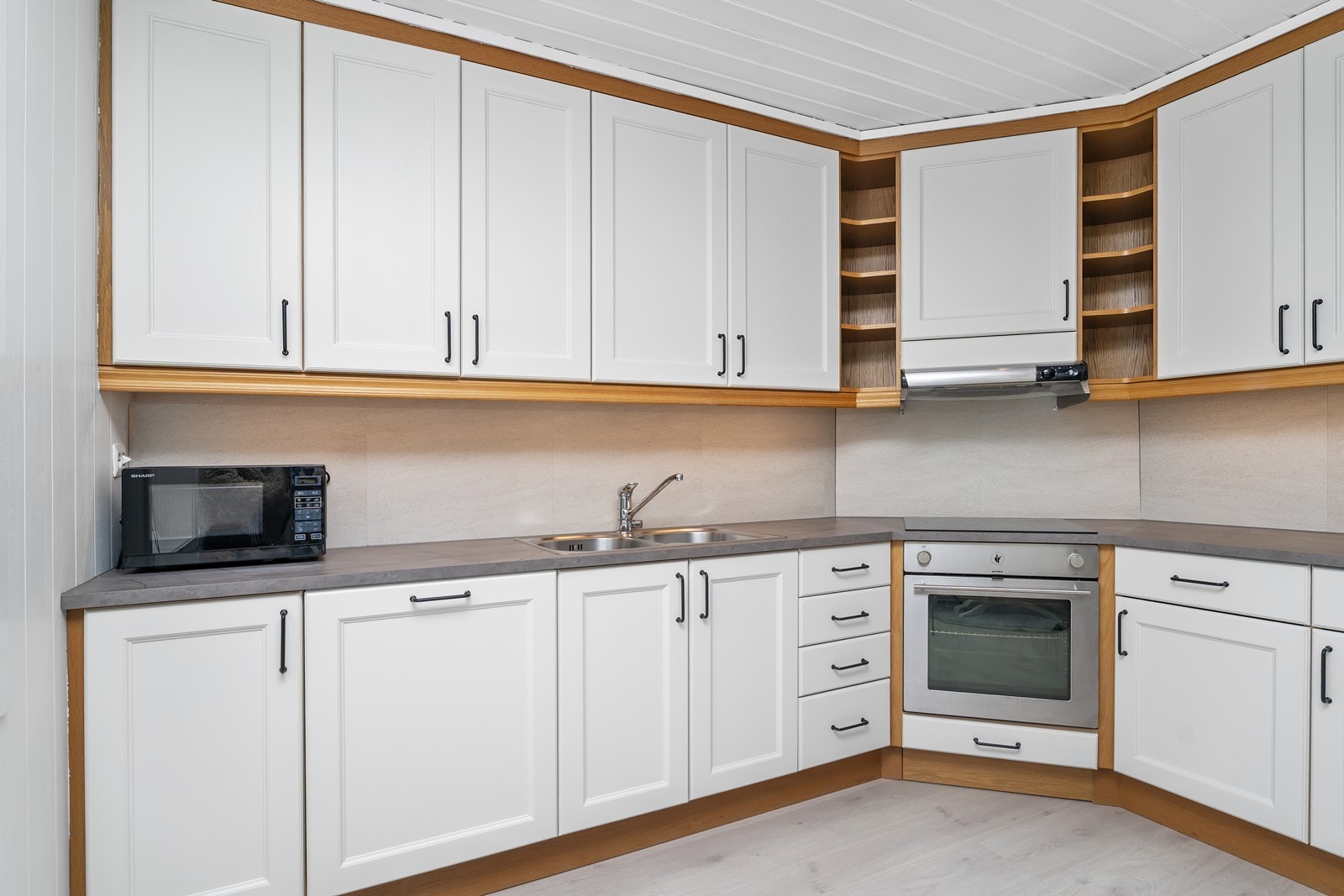 Kjøkken med oppgraderte fronter og håndtak, samt ny oppvaskmaskin. Galleribilde