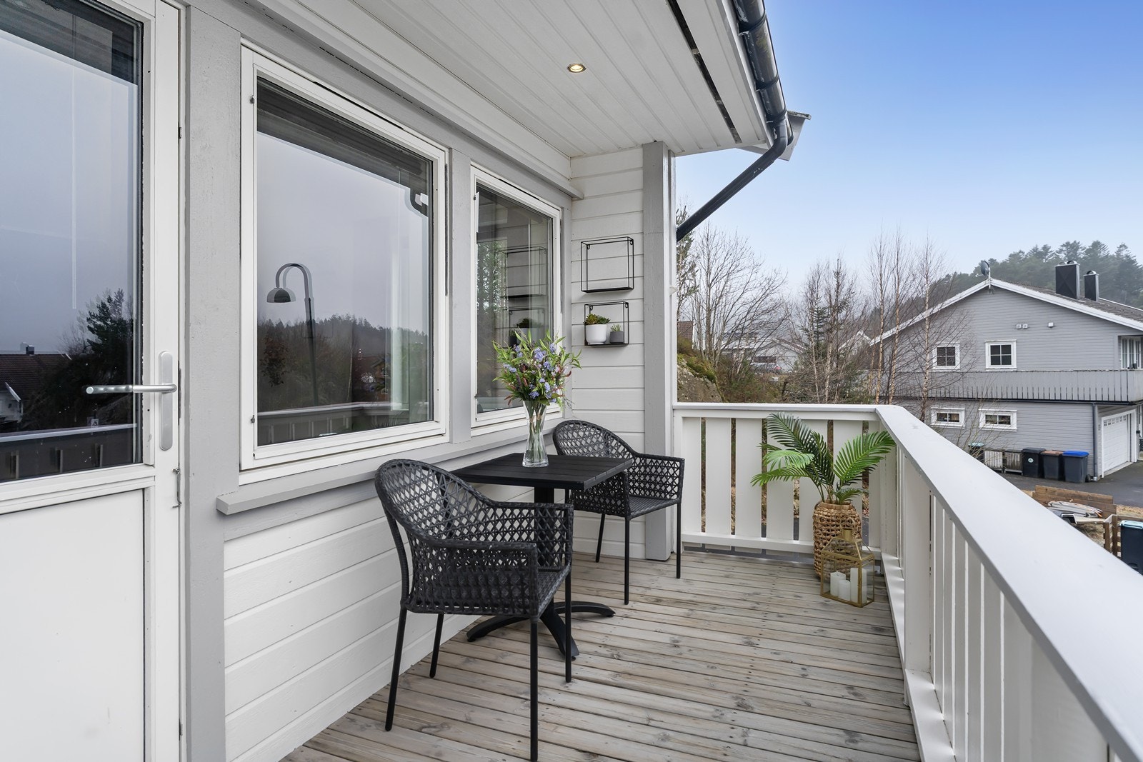 Terrasse med utgang fra stua - Gode solforhold ettermiddag- og kveld Galleribilde