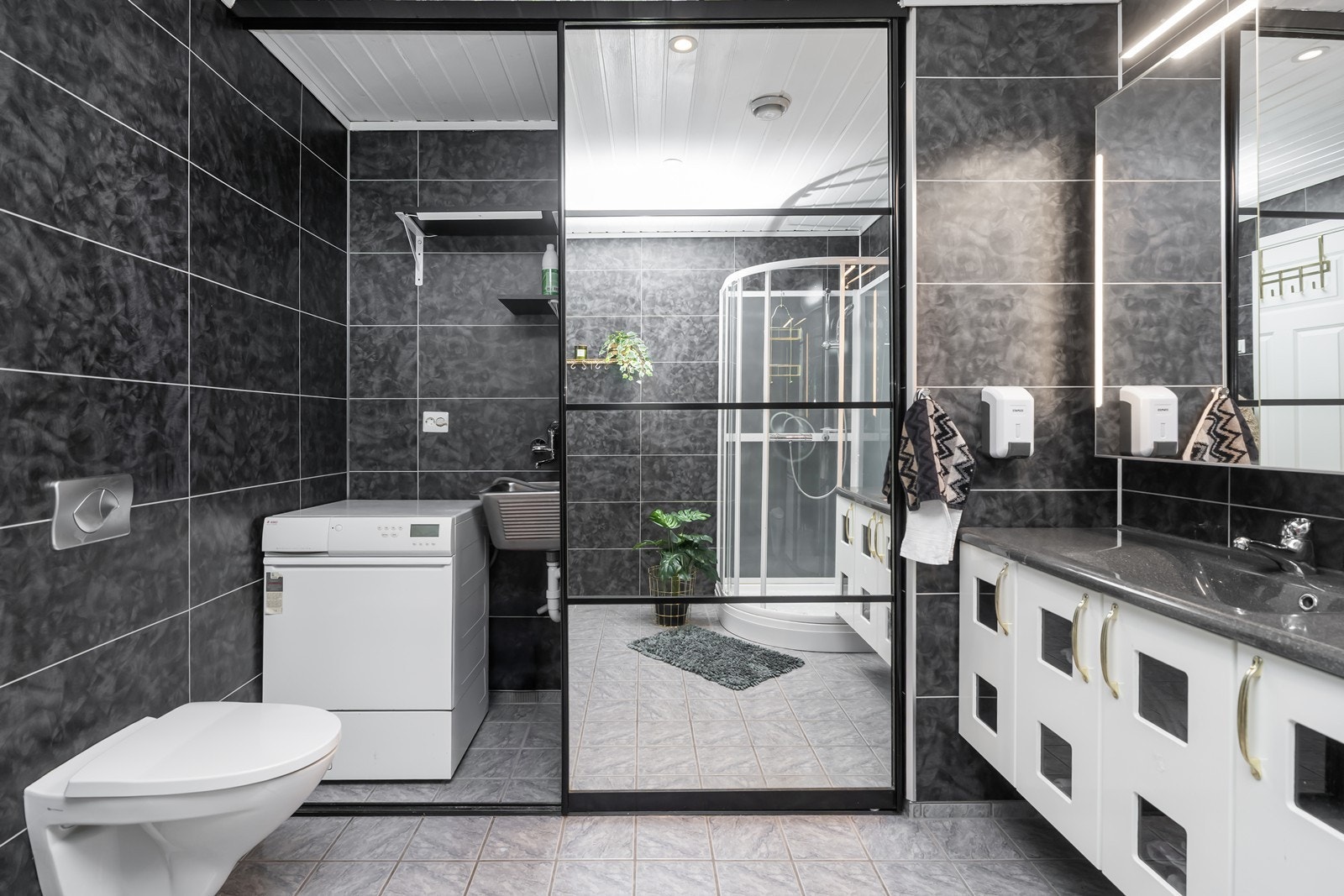 Det er montert belysning under hver hylle på vaskerommet i 2026. Galleribilde