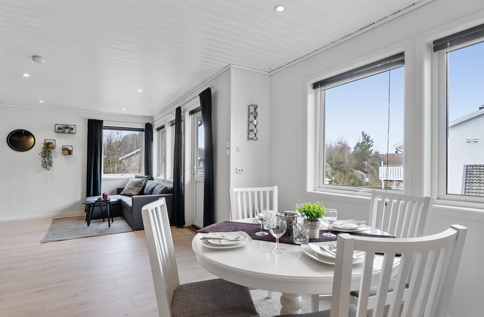 Slitesterkt eik laminat gulv fra 2026 i både stue, kjøkken og gang. Galleribilde