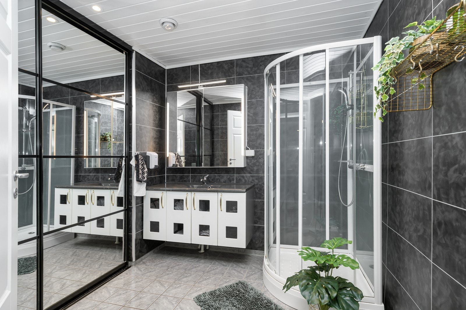 Praktisk speilskyvedør som skjuler vaskeromsdelen Galleribilde