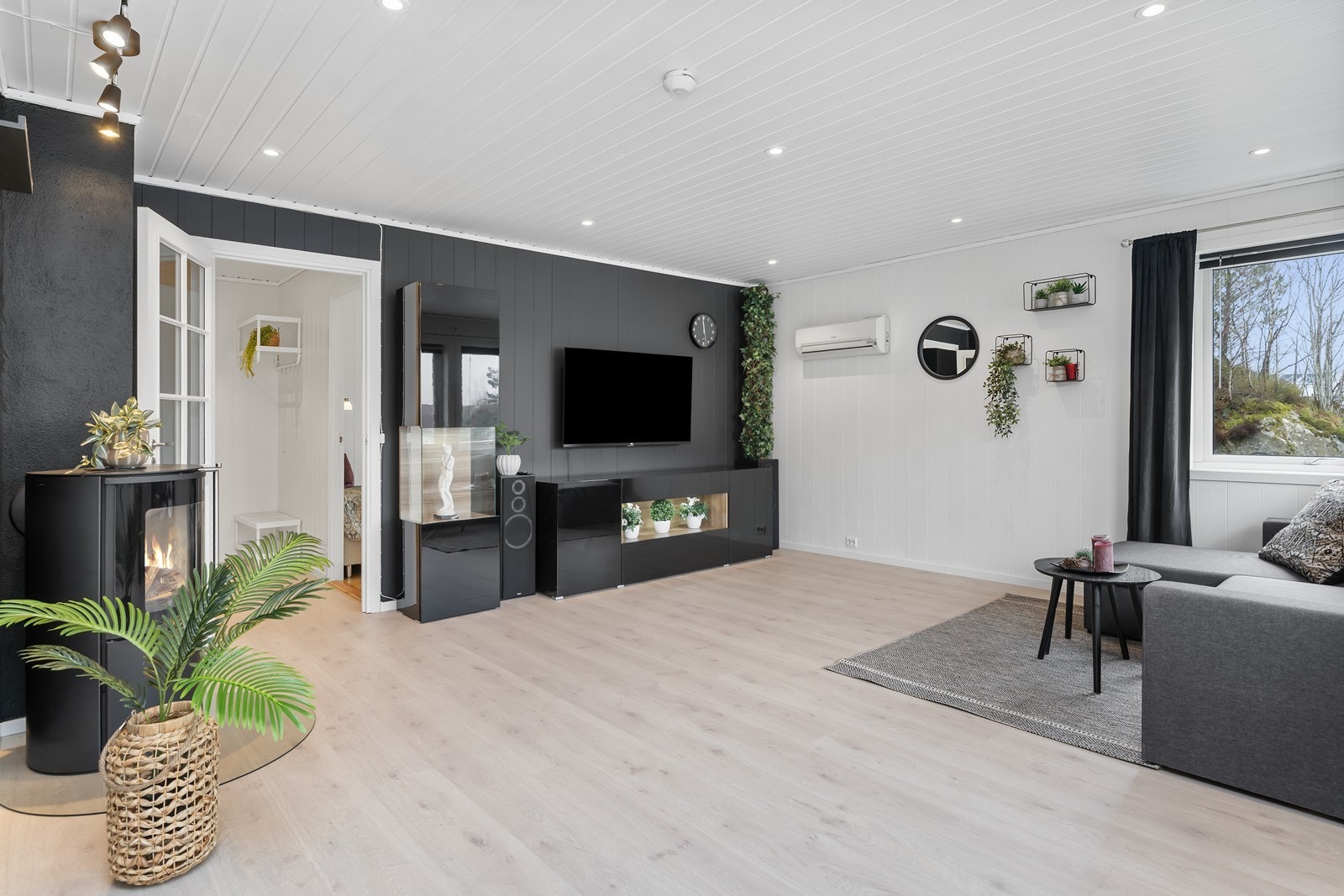 I stua er det både peisovn og varmepumpe Galleribilde