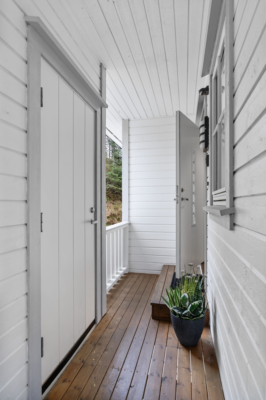 Praktisk utebod rett ved inngangspartiet - perfekt for vedoppbevaring og ekstra lagringsplass Galleribilde