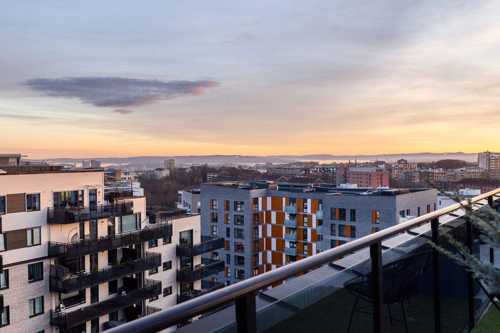 Fra takterrassen har man utsikt mot fjorden og Holmenkollen. Galleribilde