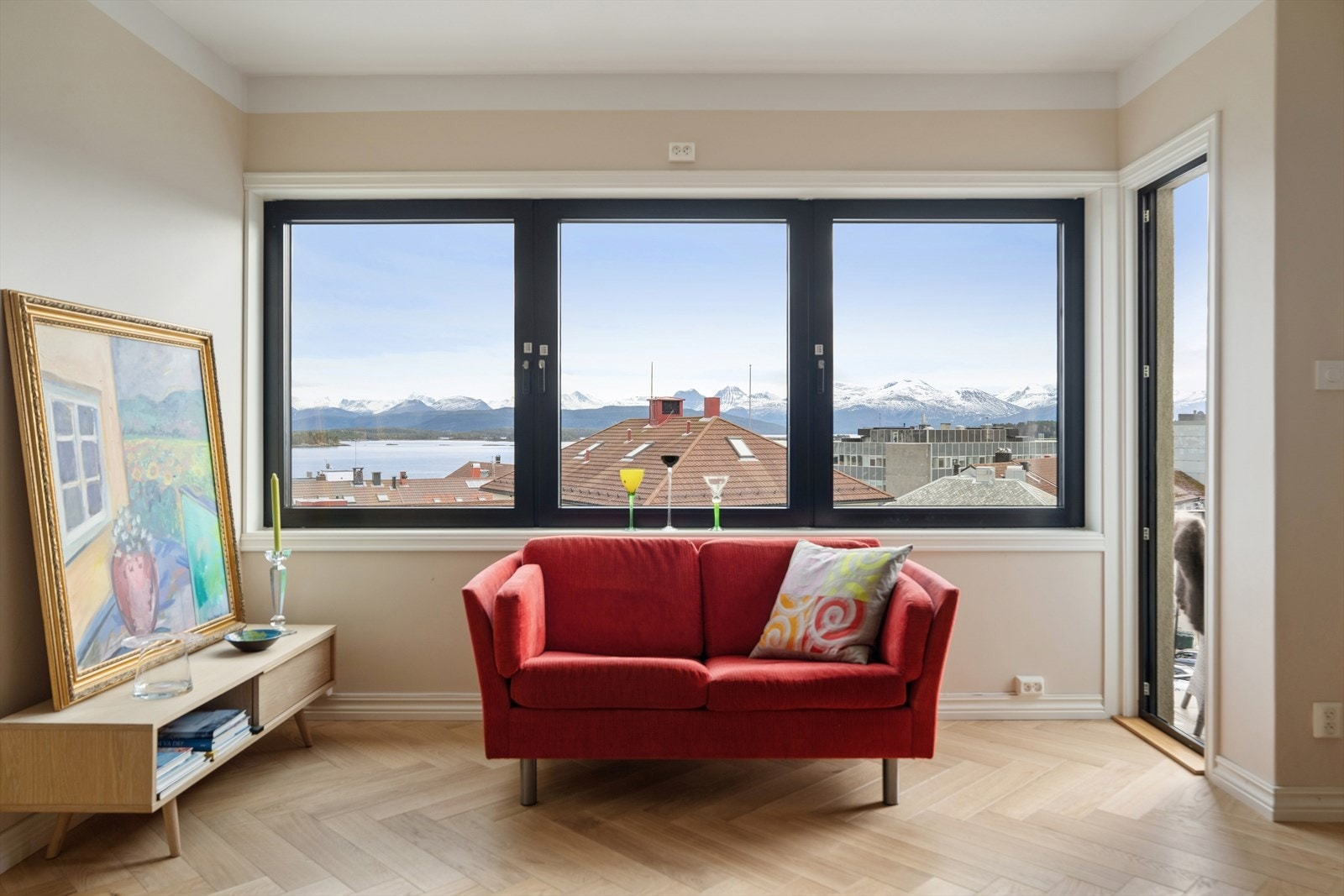 Fra stuen er det utgang til en av leilighetens to sørvendte balkonger. Galleribilde