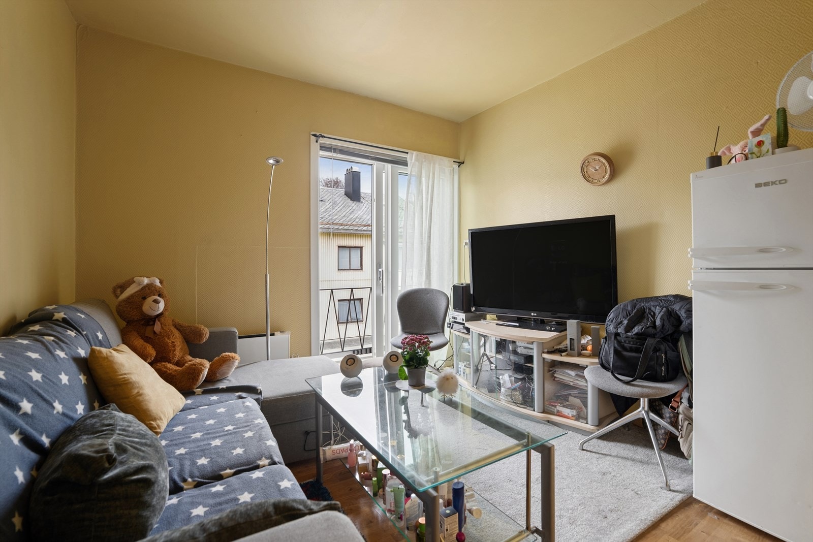Hybelenheten på ca. 25 m² har egen inngang fra fellesareal og utgang til den nordvendte balkongen fra stuen. Galleribilde