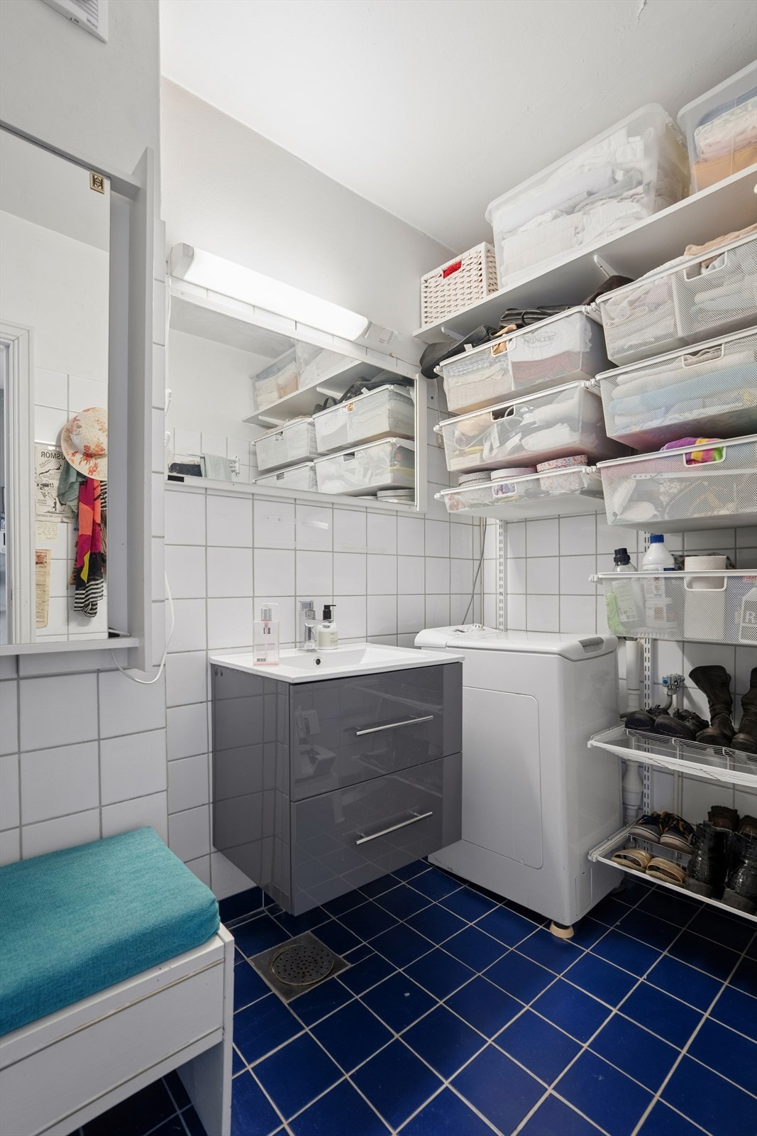 Praktisk vaskerom med flislagt gulv, vannbåren varme og opplegg for vaskemaskin. Galleribilde