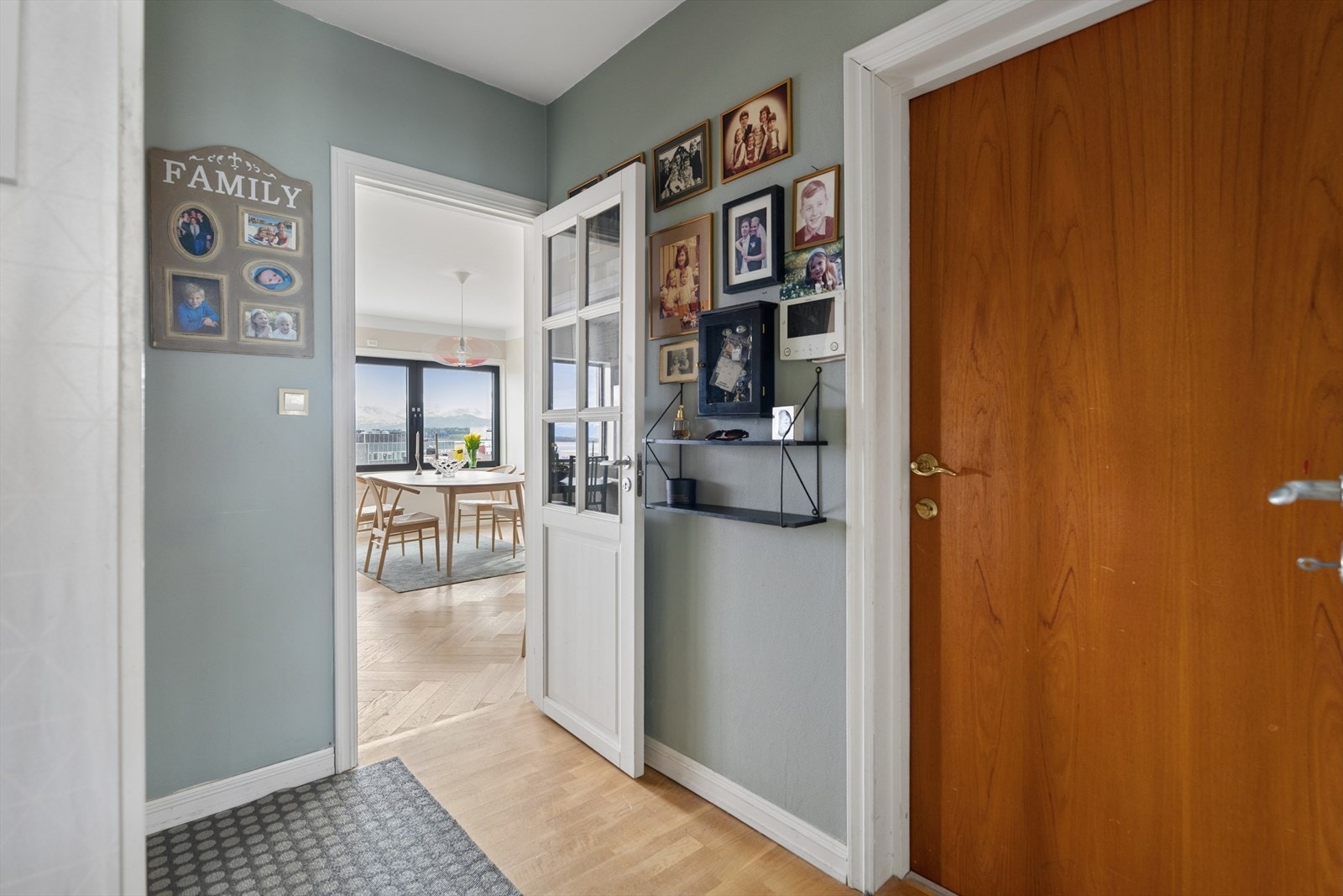 Entréen har en praktisk skyvedørsgarderobe med speilfronter for oppbevaring. Galleribilde