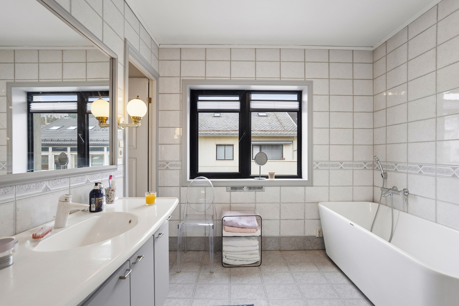 Badet er flislagt og har vannbåren gulvvarme. Rommet er innredet med både badekar og dusjkabinett. Galleribilde