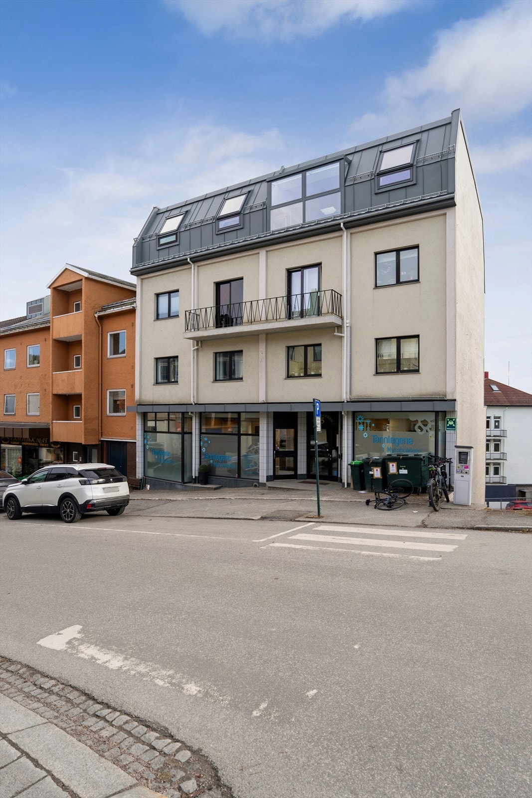 Bygården fra 1955 ligger sentralt i Molde og er en del av et lite sameie med kun fire boligseksjoner. Galleribilde