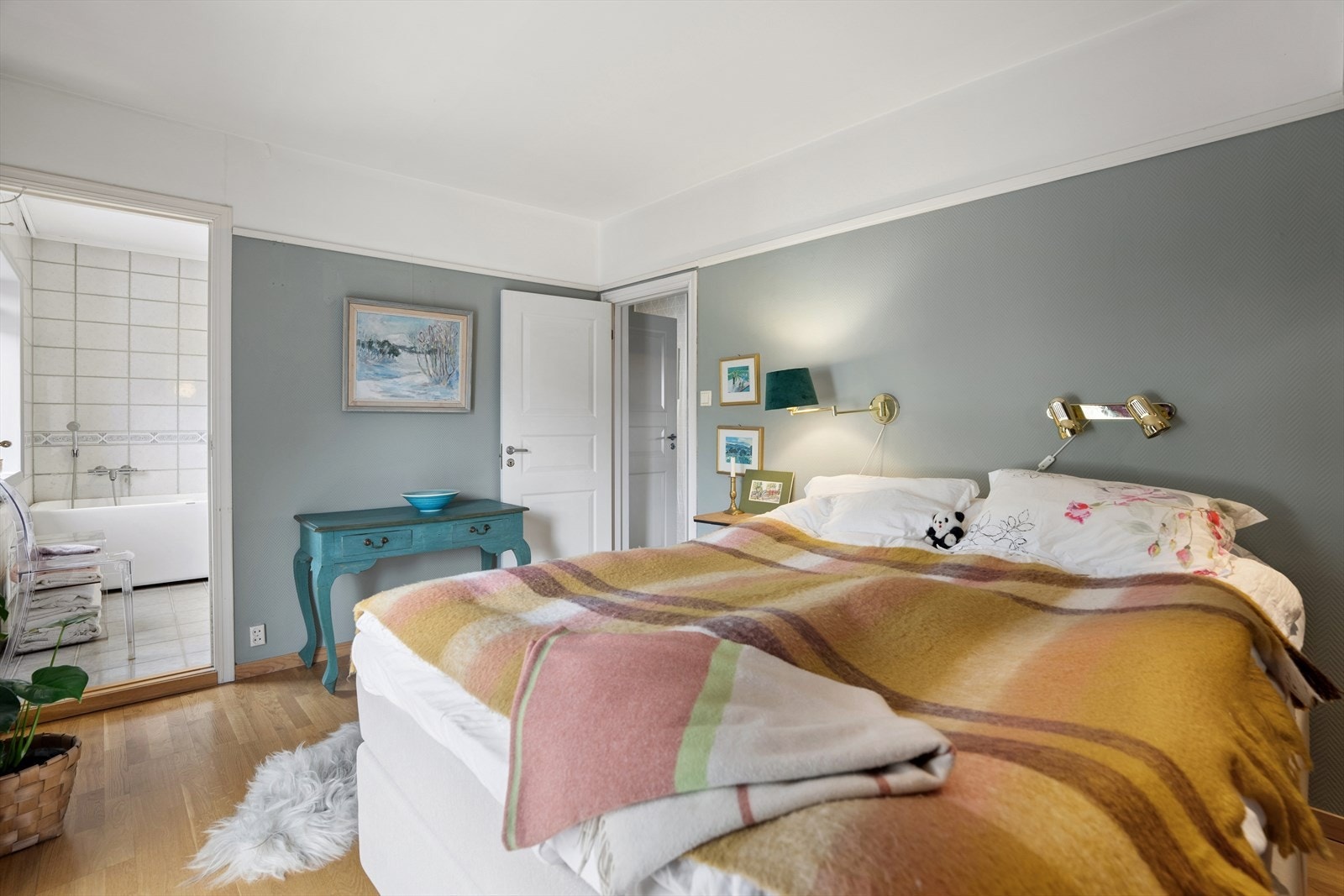 Soverommene i hoveddelen har trestavs parkett på gulvet og malte, slette vegger. Galleribilde