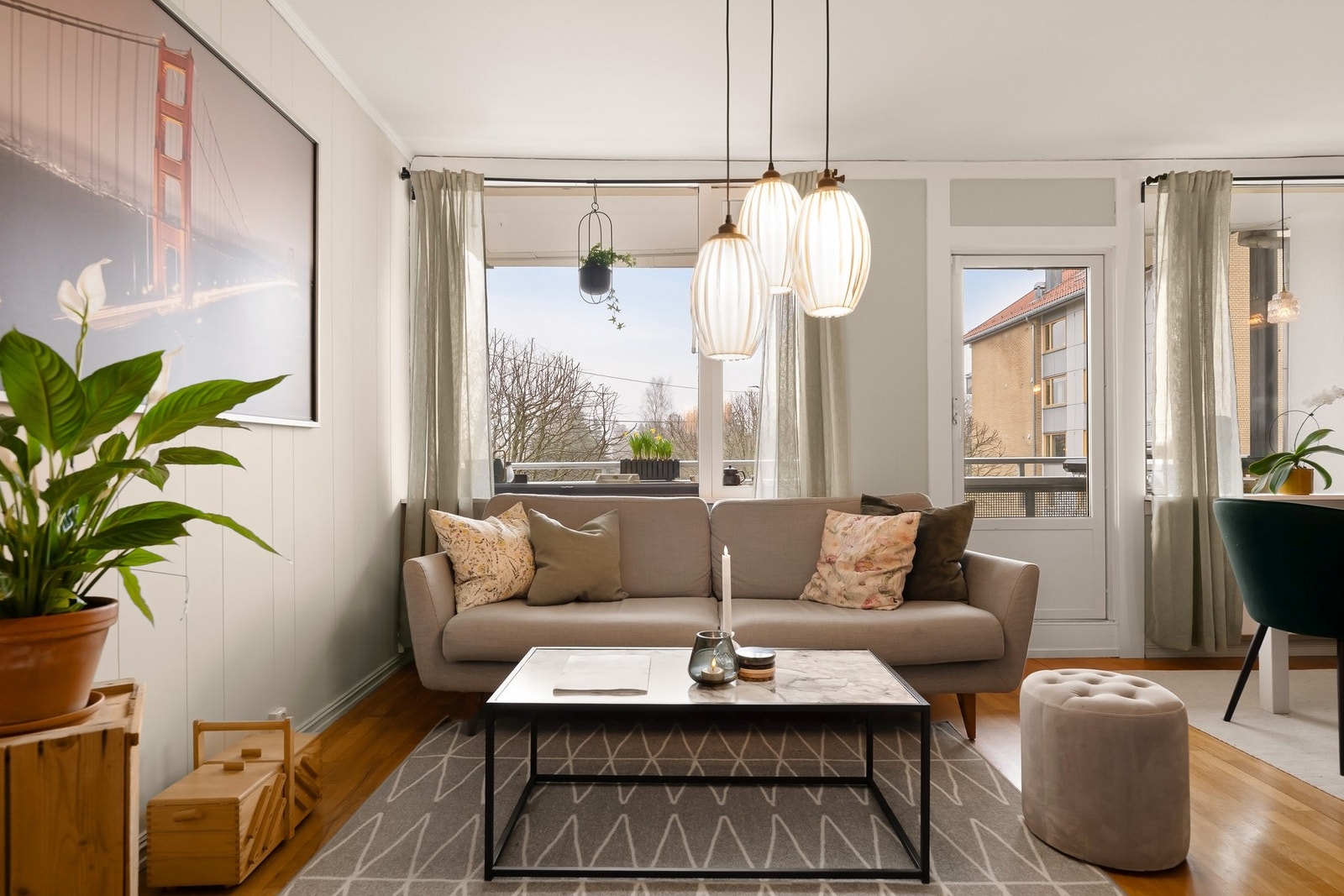 Det er utgang til sydvendt balkong fra stuen Galleribilde