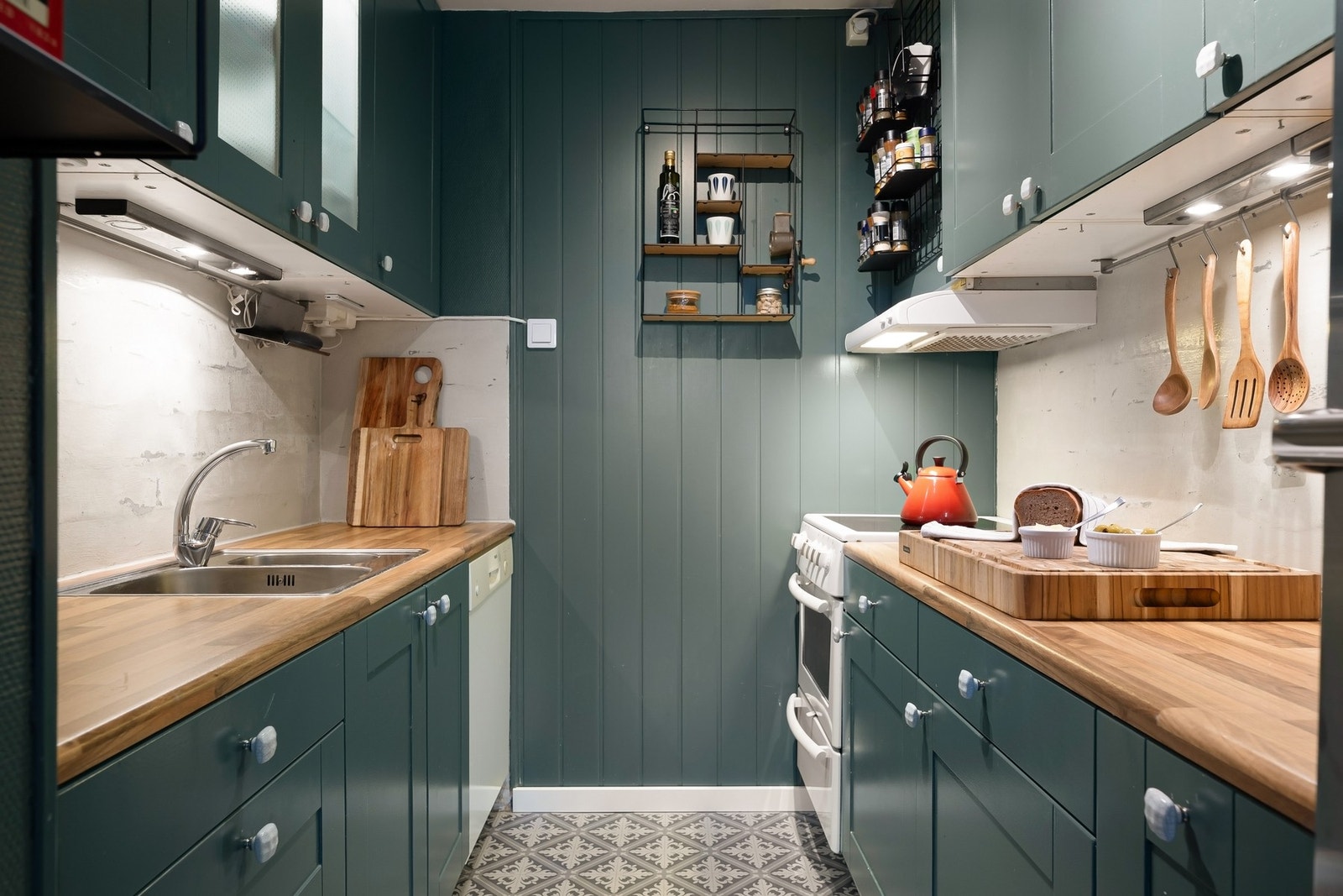 Kjøkkenet - godt med skapplass Galleribilde