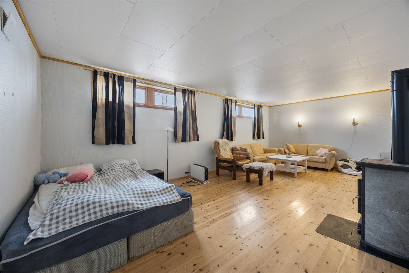 Tilleggsdel innredet som kjellerstue/soverom - ikke bruksendret eller godkjent som rom for varig opphold. Se punkt "Ferdigattest". Galleribilde