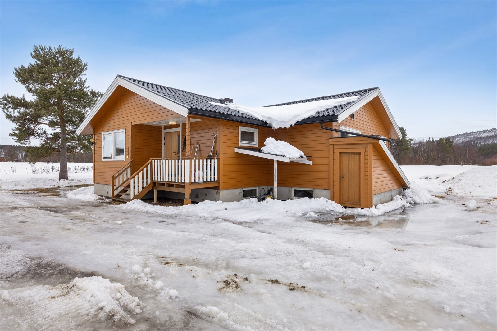 Det er gode parkeringsmuligheter på eiendommen. Galleribilde