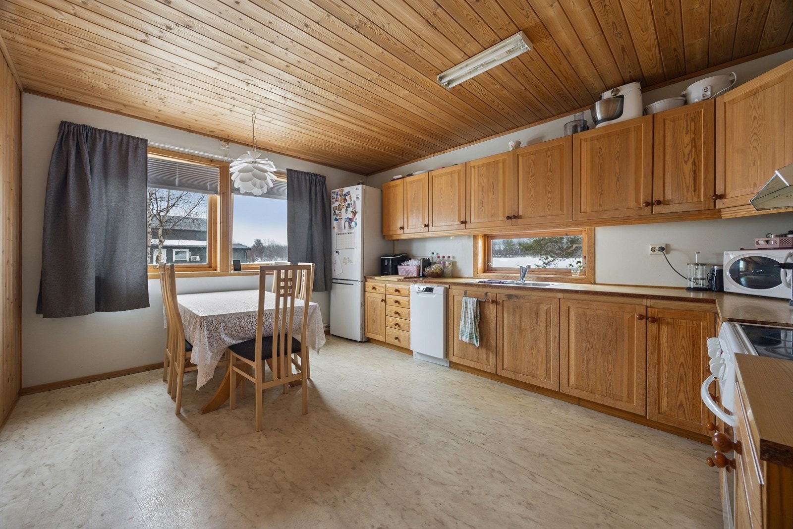 Kjøkkenet har innredning med profilerte fronter og benkeplate i laminat. Galleribilde