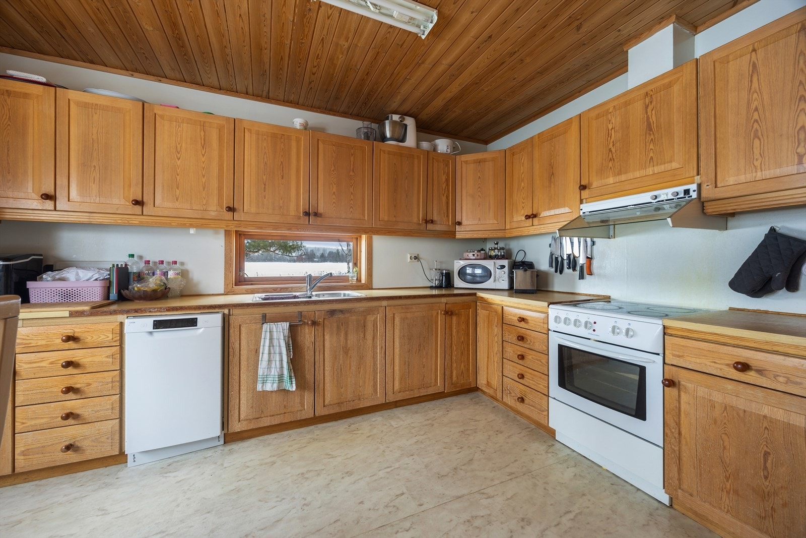 Innredningen har både over- og underskap. Innredningen har en del slitasje. Galleribilde