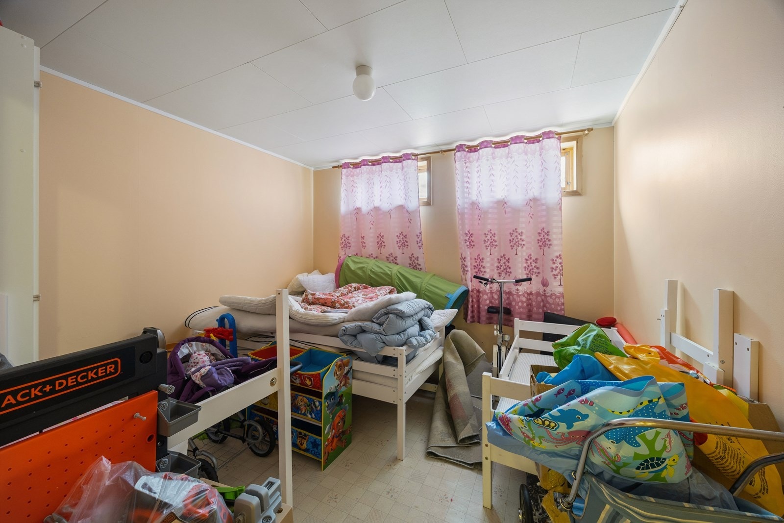 Kjelleren består av flere boder som gir god plass til lagring og oppbevaring. Galleribilde