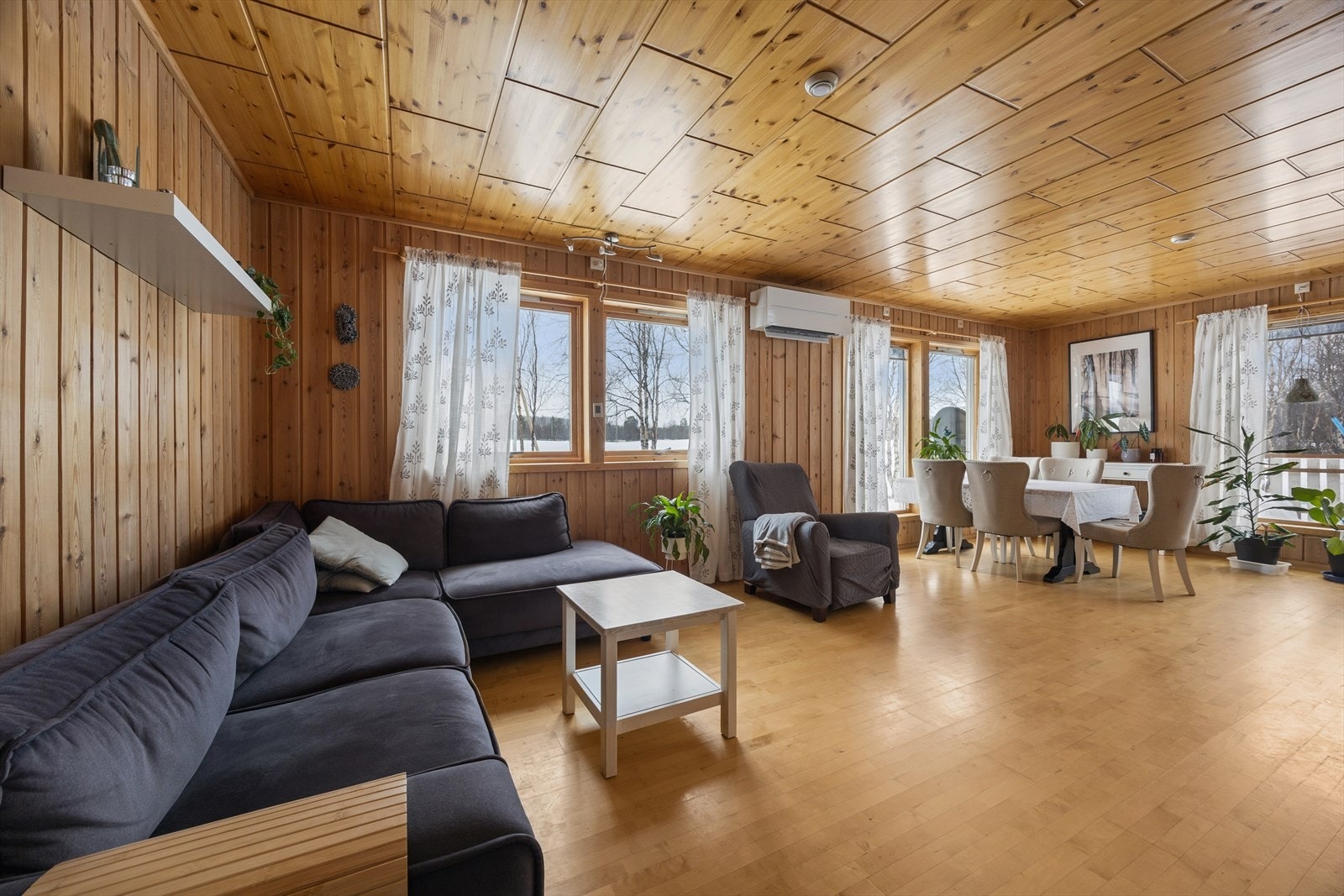 Boligen har en romslig stue med god plass til både sofa- og spisegruppe. Galleribilde