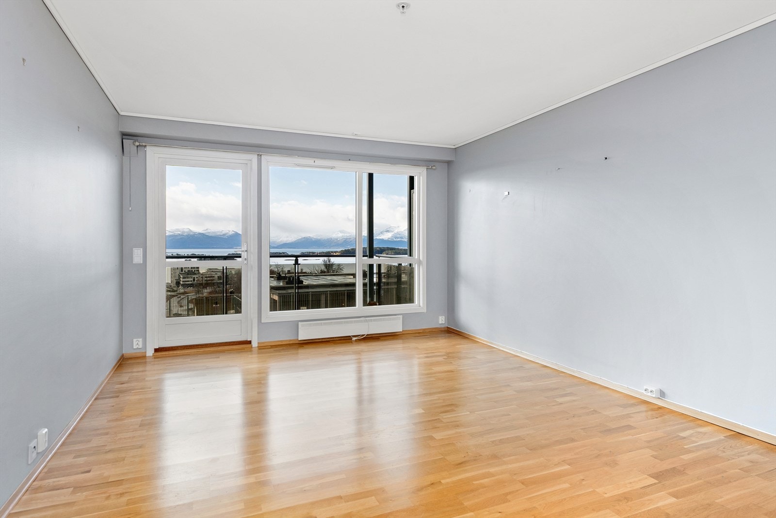 Stuen har store vindusflater og flott utsikt Galleribilde