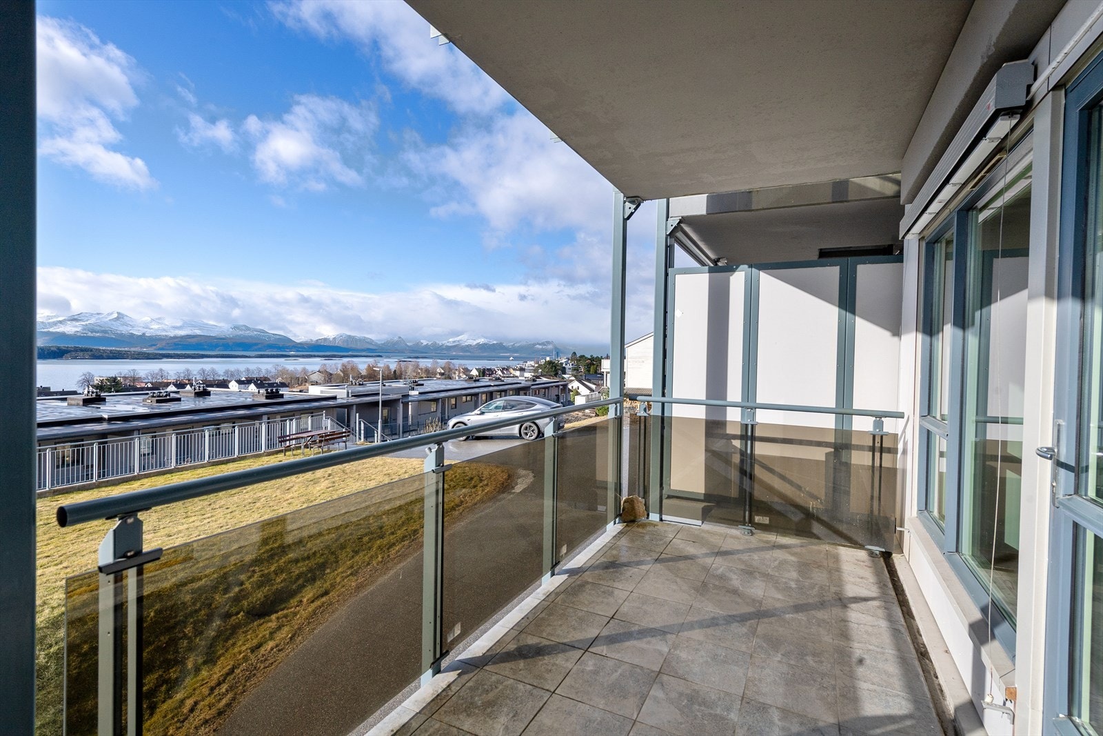 Leiligheten har overbygget balkong på 12 kvm Galleribilde