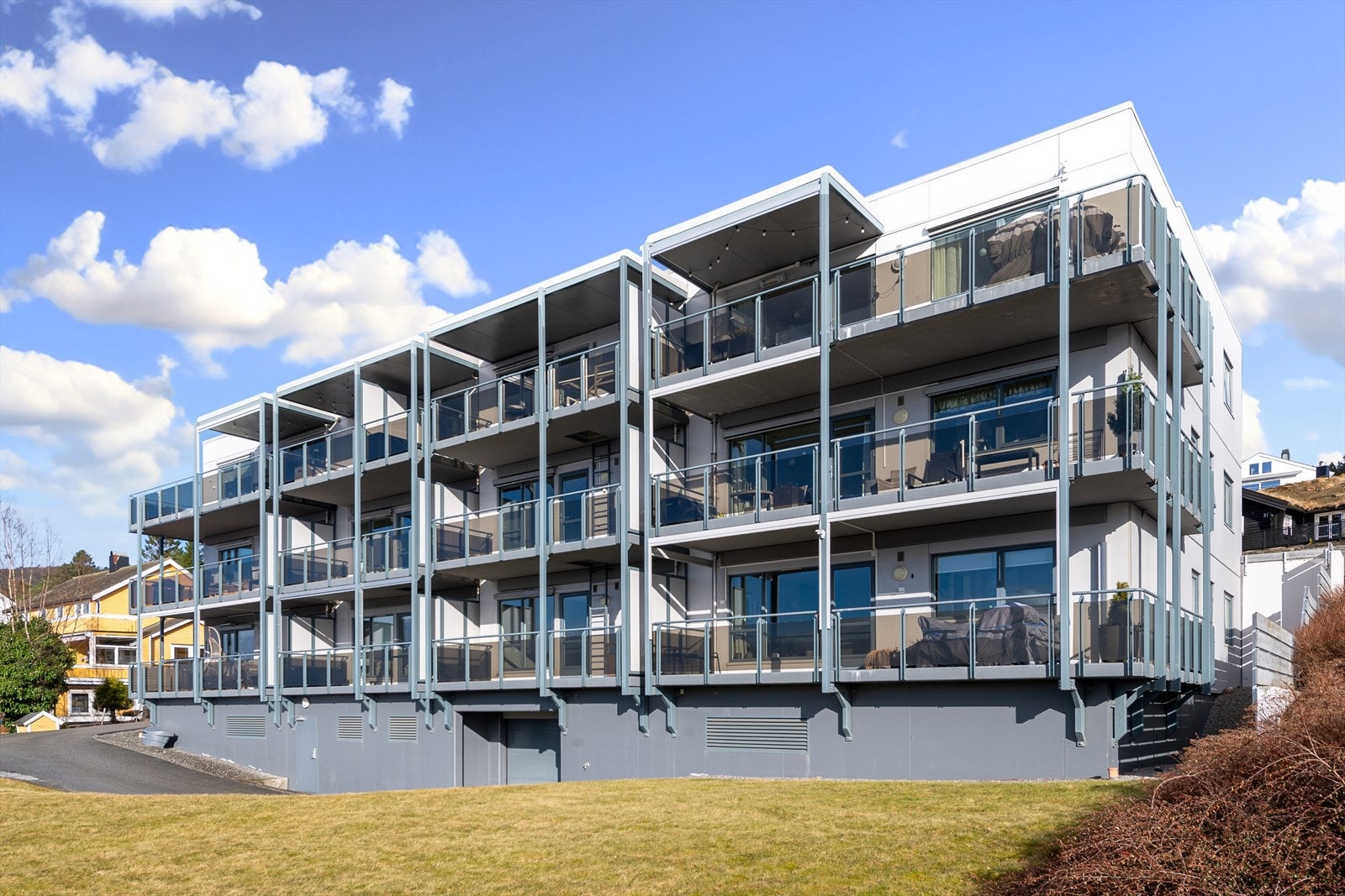 Leiligheten ligger i høy 1. etasje med heis fra garasjeplan Galleribilde