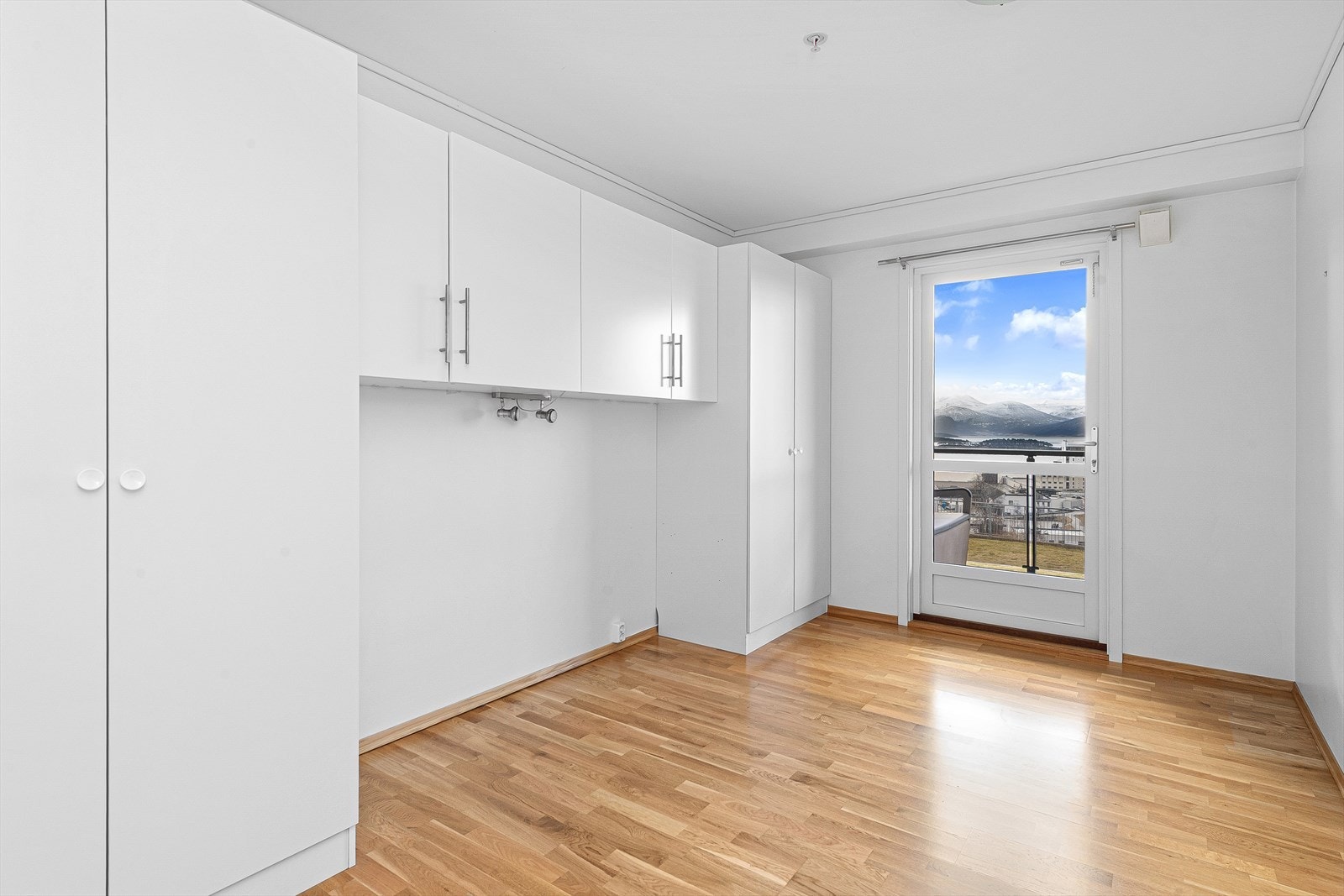 Soverom med garderobeskap Galleribilde