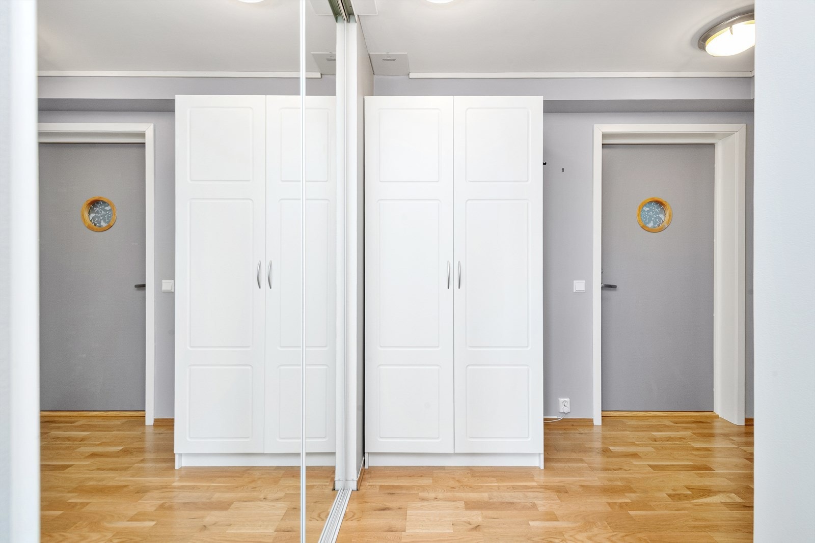 Entré/gang med skyvedørsgardeobe Galleribilde