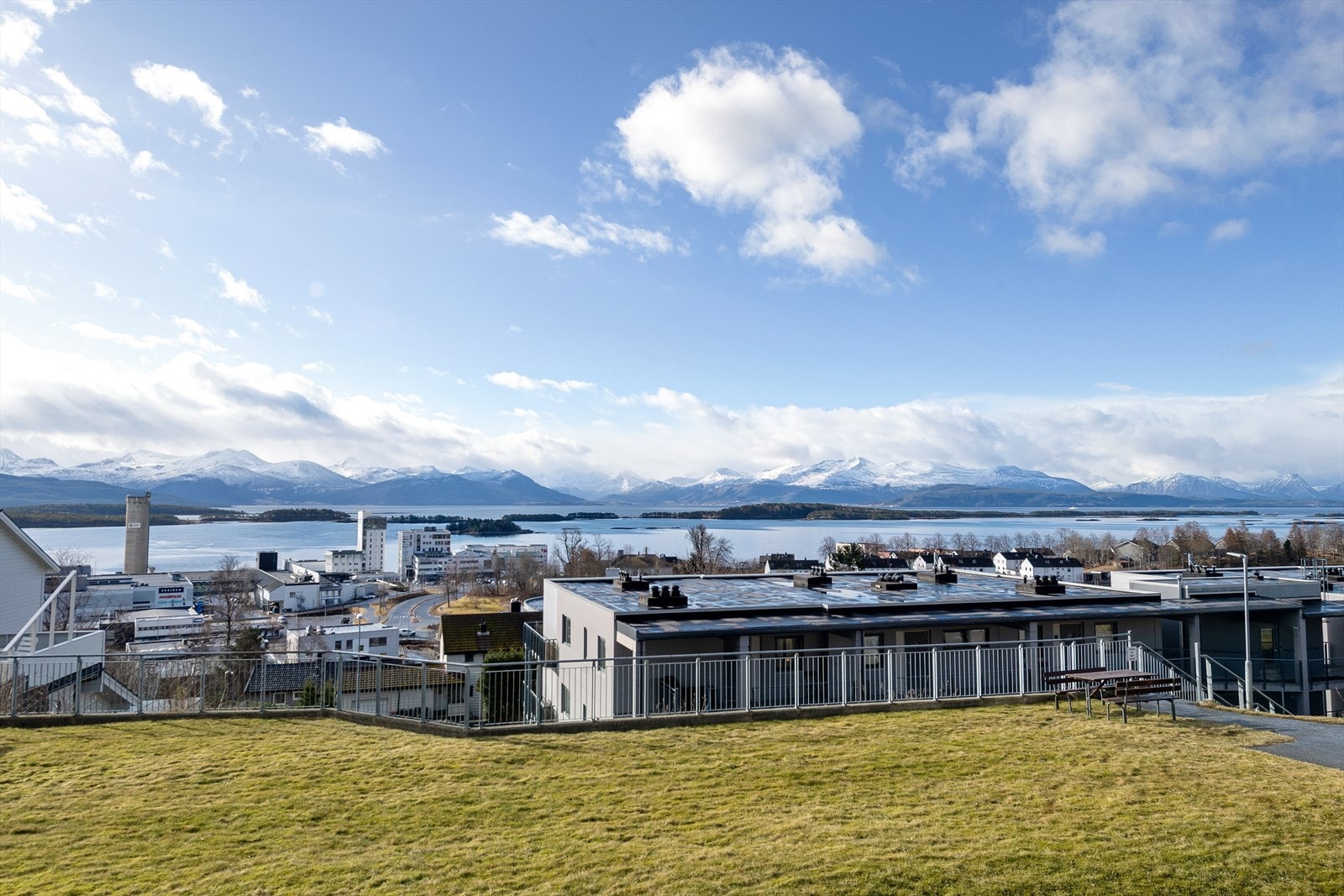 Balkongen er sydvendt med flott utsikt Galleribilde