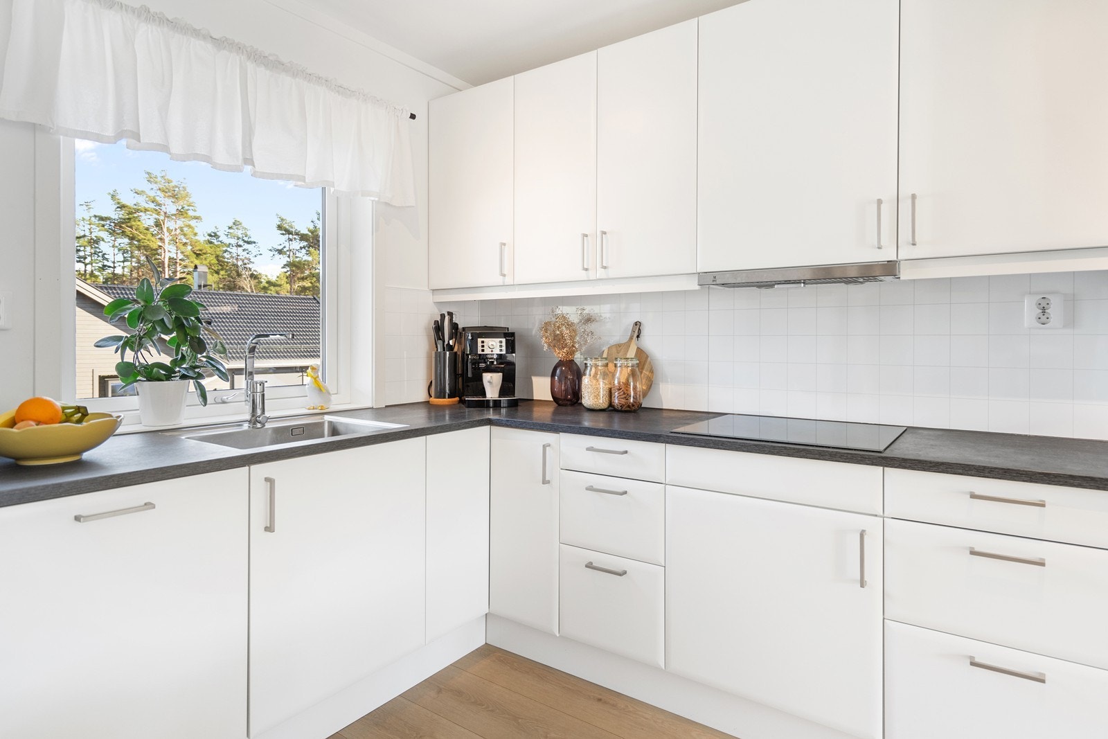 Moderne kjøkken med slette fronter og stilrent design. Galleribilde