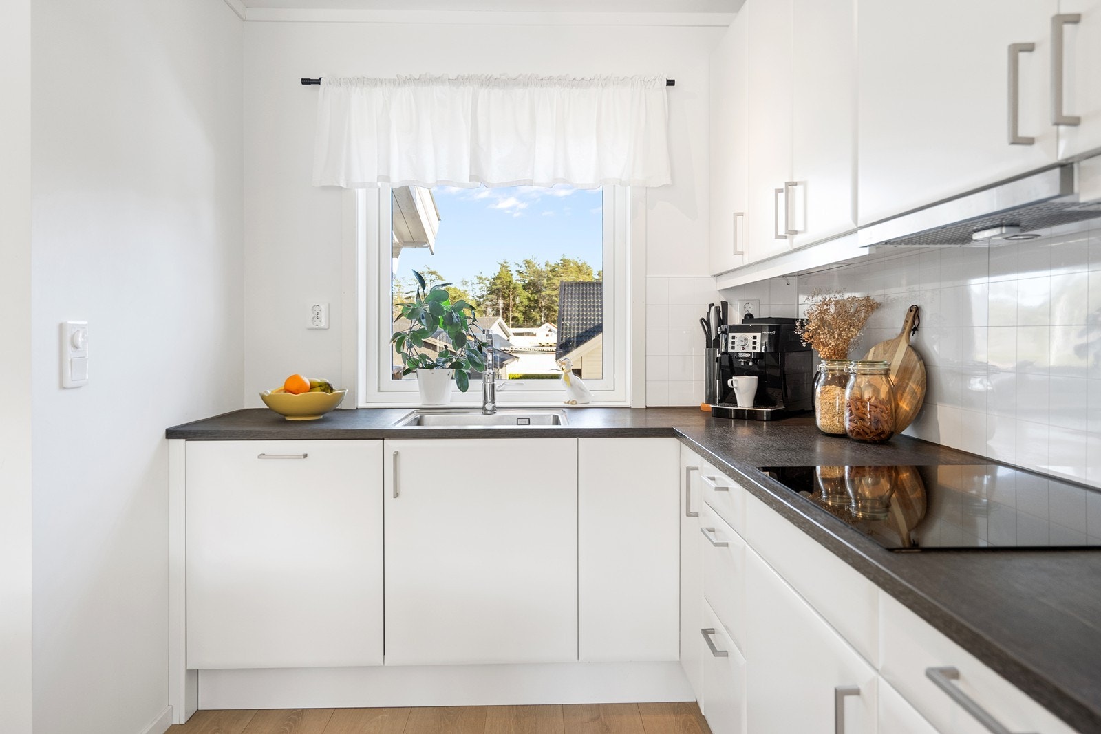 God skap- og benkeplass for en praktisk hverdag. Galleribilde