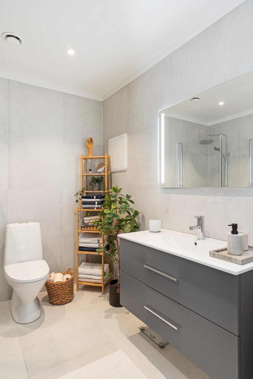 Flislagt bad med moderne og tidløst uttrykk. Galleribilde