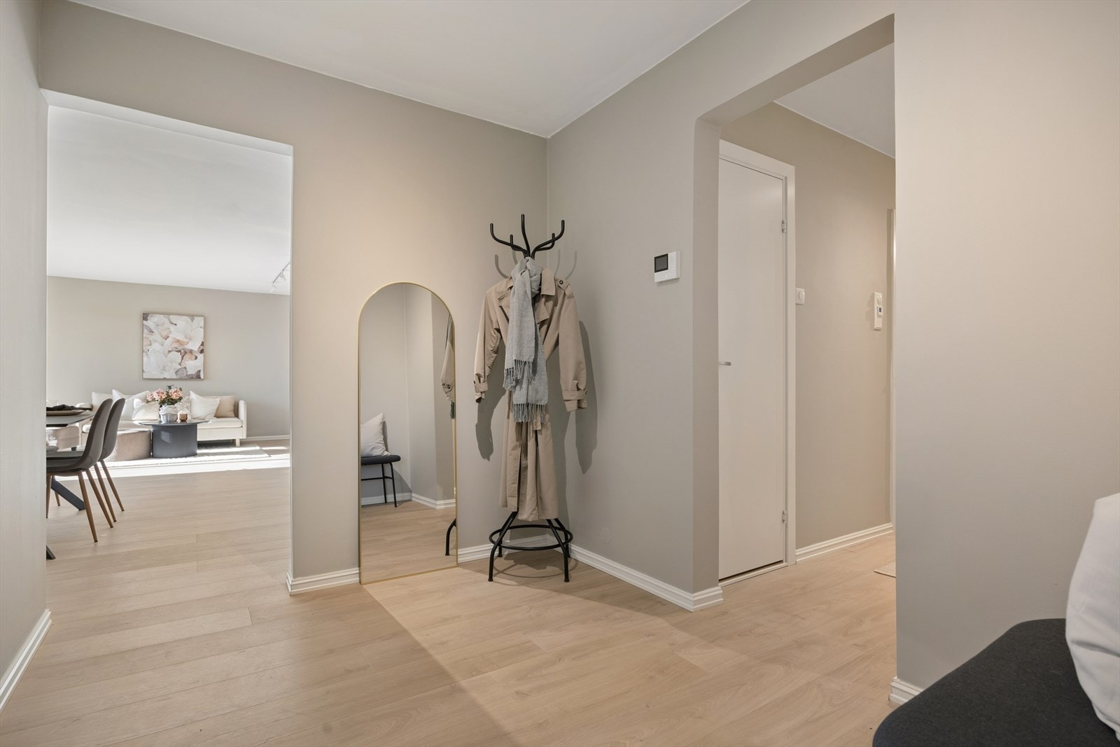 Velkommen inn. Fra entre er det tilgang til innvendig bod. Galleribilde