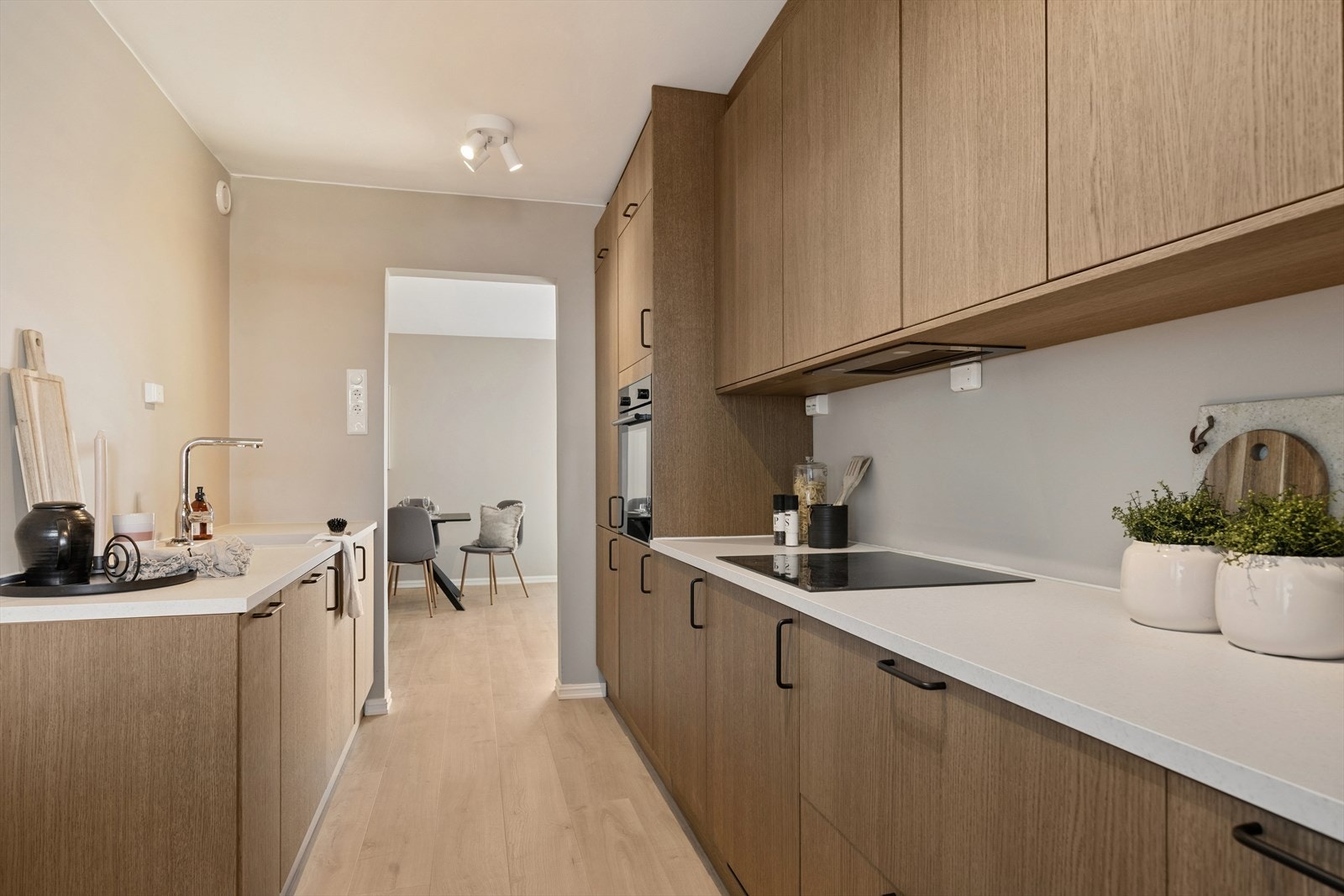 Nydelig kjøkken delikat innredning og integrerte hvitevarer. Galleribilde