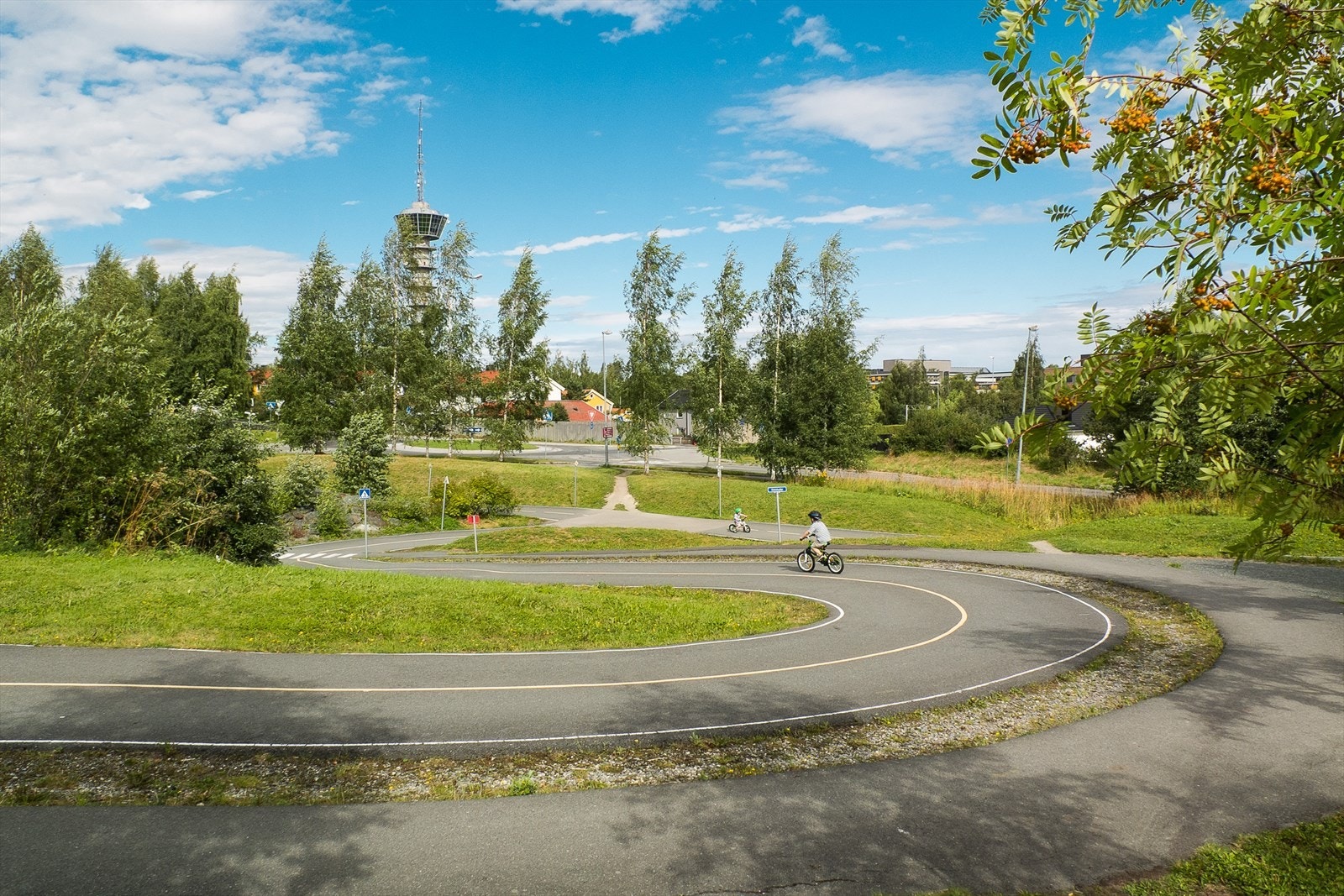 Sykkelbane og idrettsanlegg ligger noen hundre meter unna. Galleribilde