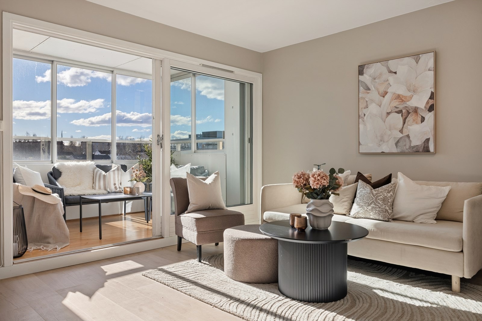 Innglasset balkong fungerer som en forlengelse av stua store deler av året. Galleribilde