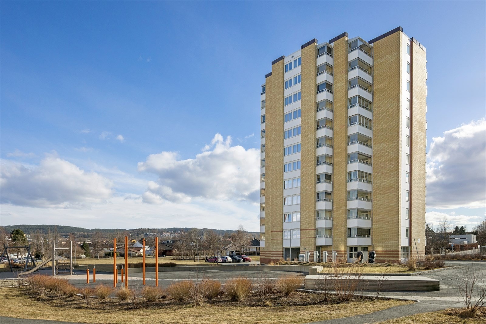 Fasade. Fra leiligheten er det gangavstand til Valentinlyst senter, buss og fine grøntarealer. Galleribilde