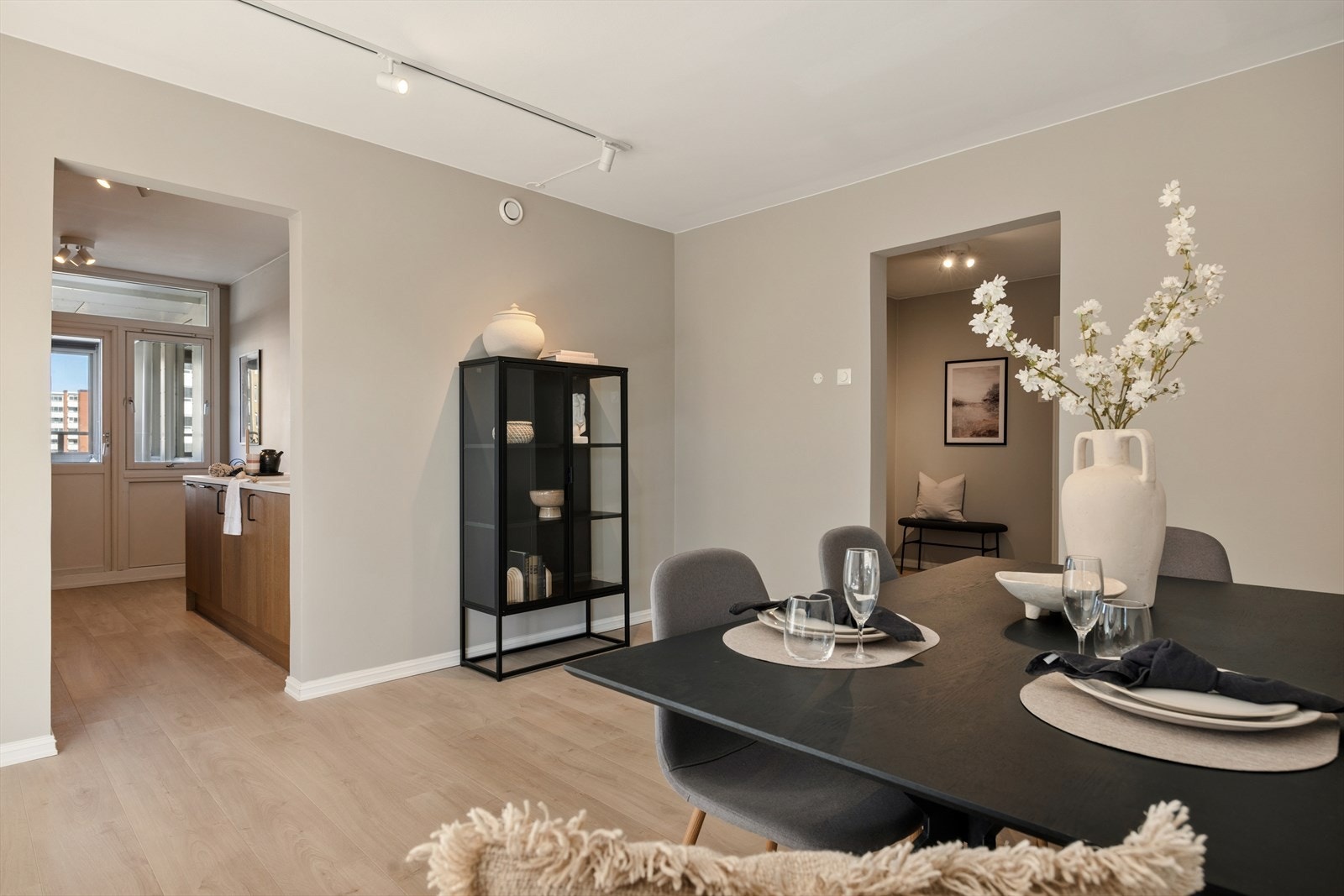 Stue mot kjøkken. Galleribilde