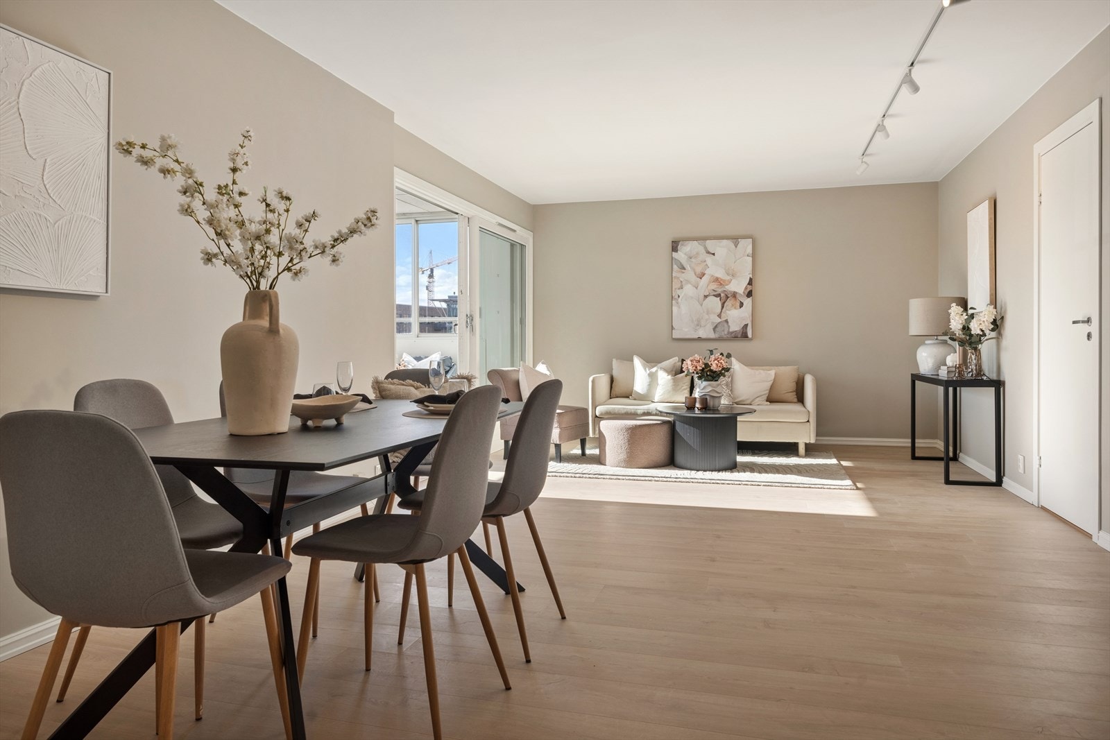 Stue er enkel å møblere med både spisegruppe og sofa. Galleribilde