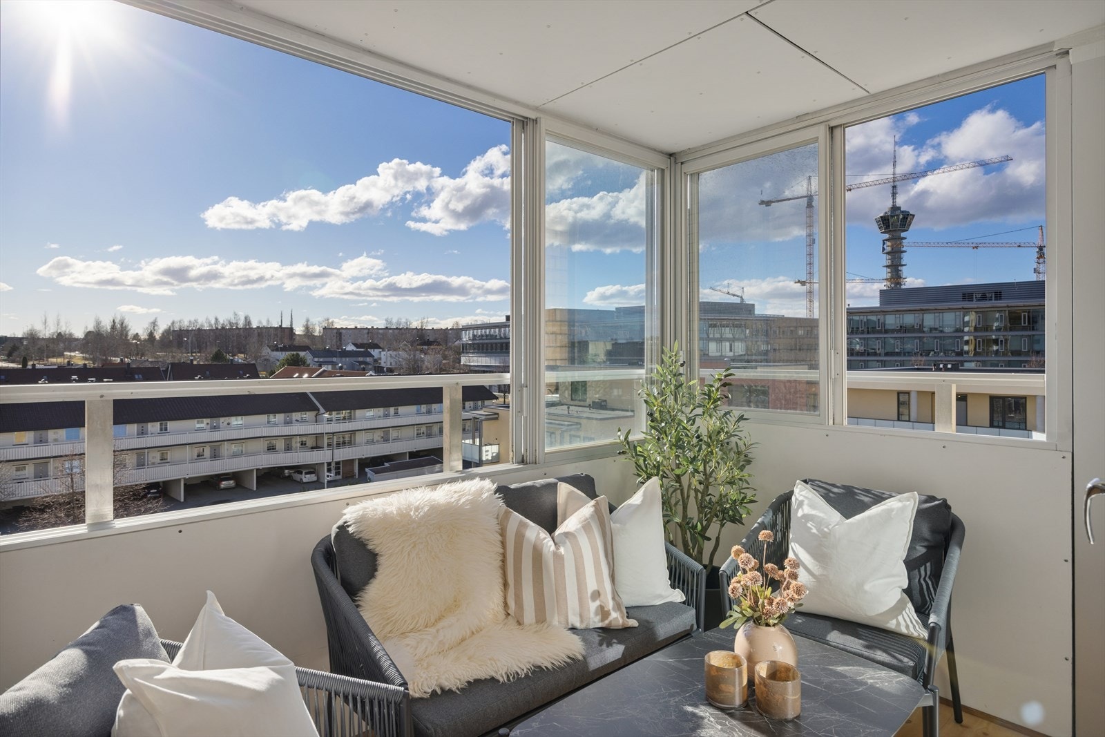 Utsikt mot Tyholt-tårnet fra den største balkongen. Galleribilde