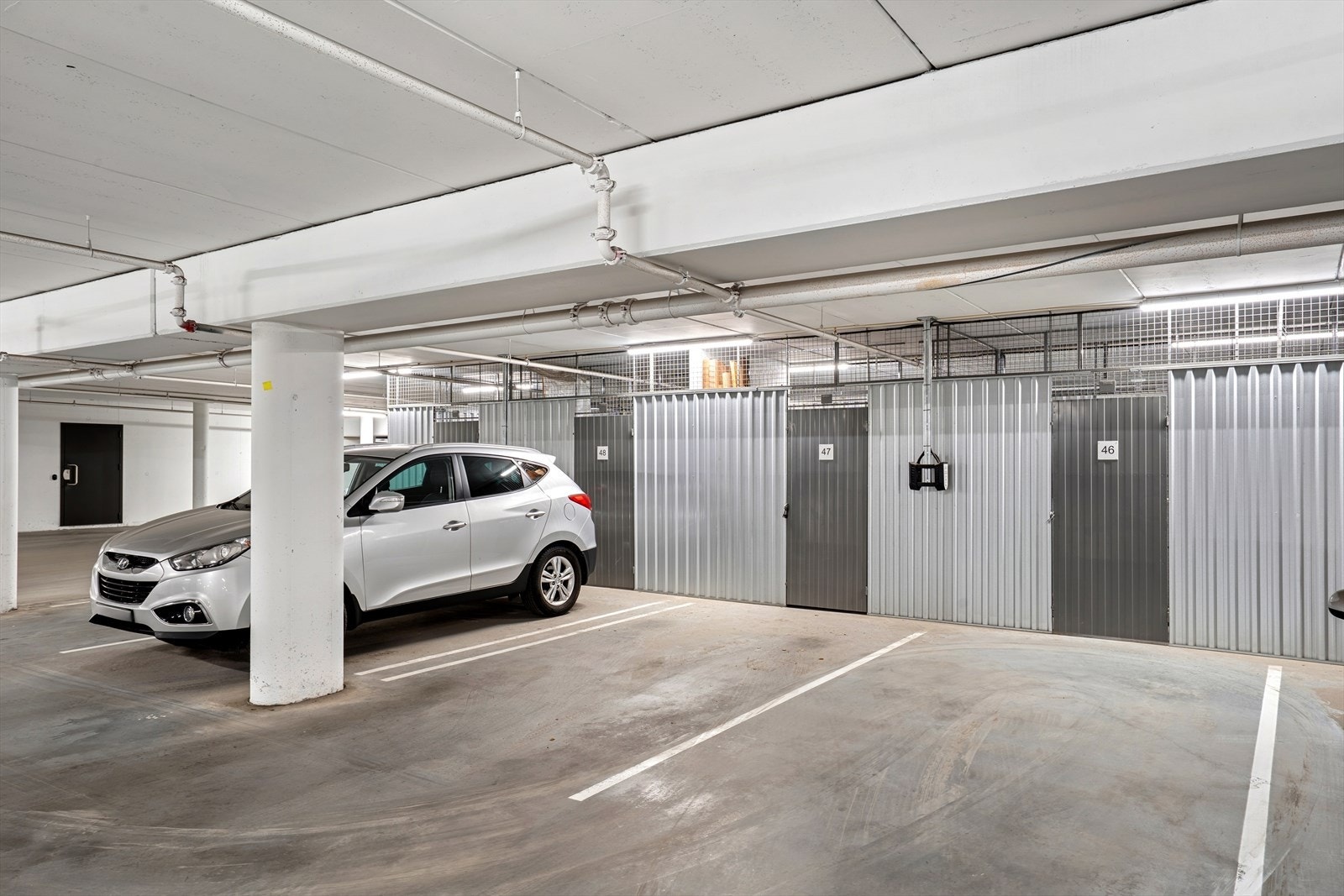 Det medfølger p-plass i kjeller. (Bildet viser ikke p-plass for denne leiligheten) Galleribilde