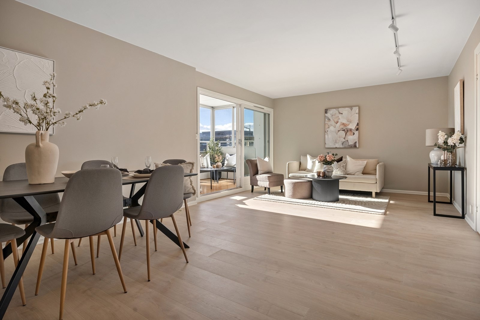 DNB Eiendom v/Espen Trana ønsker velkommen til Olav Magnussons veg 1 på Valentinlyst - Innvendig renovert i 2026 med flislagt bad og pent kjøkken 2 balkonger og p-plass i kjeller. Galleribilde