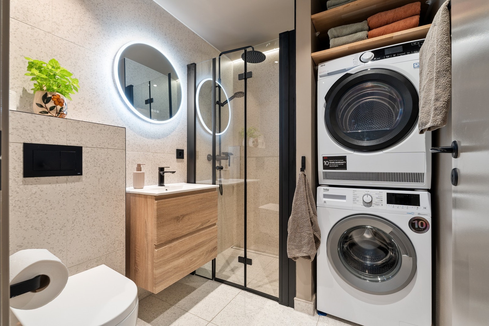 Delikat flislagt baderom med behagelig gulvvarme. Galleribilde