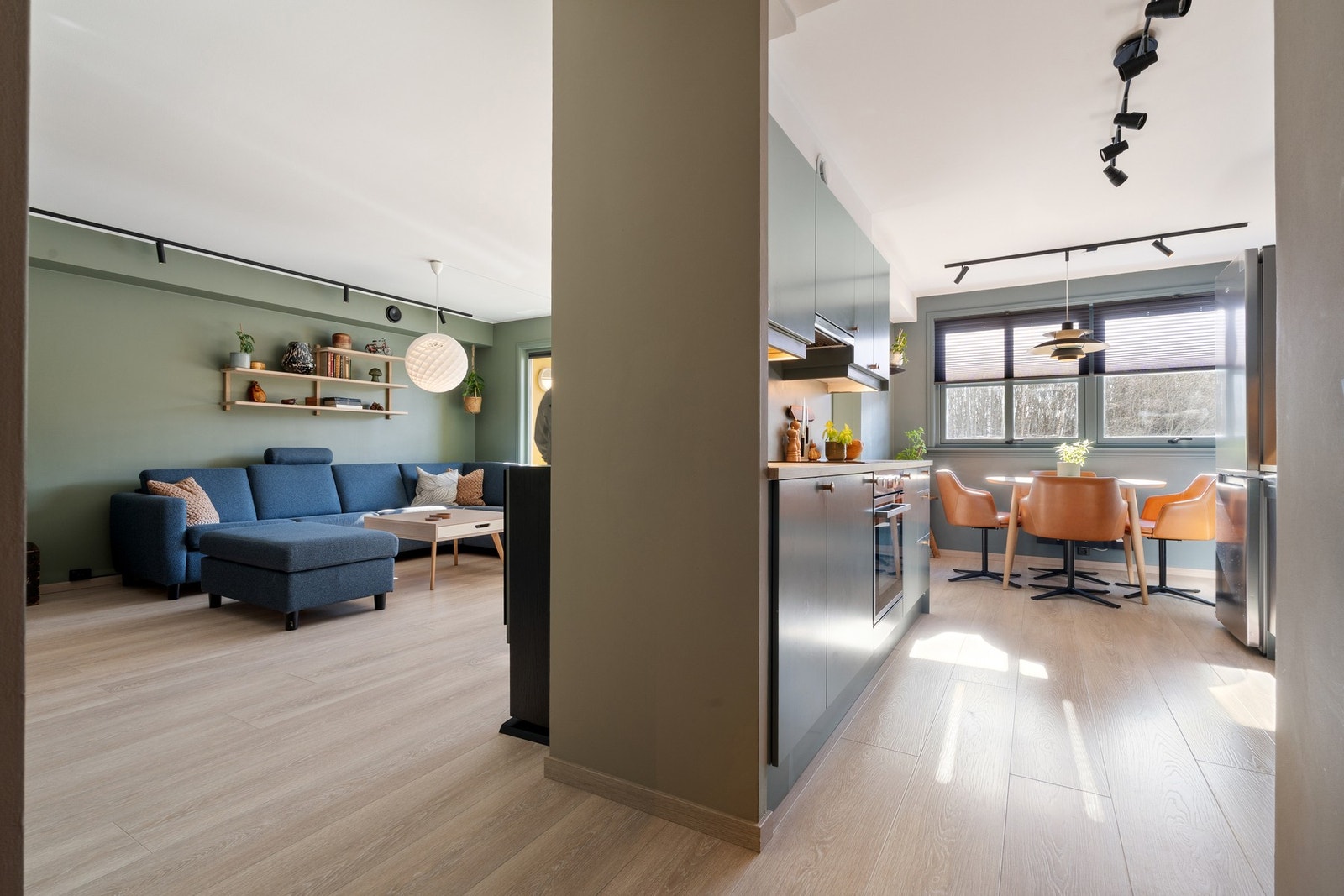 Lys og romslig stue- og kjøkkenløsning på til sammen 32,5 m². Galleribilde