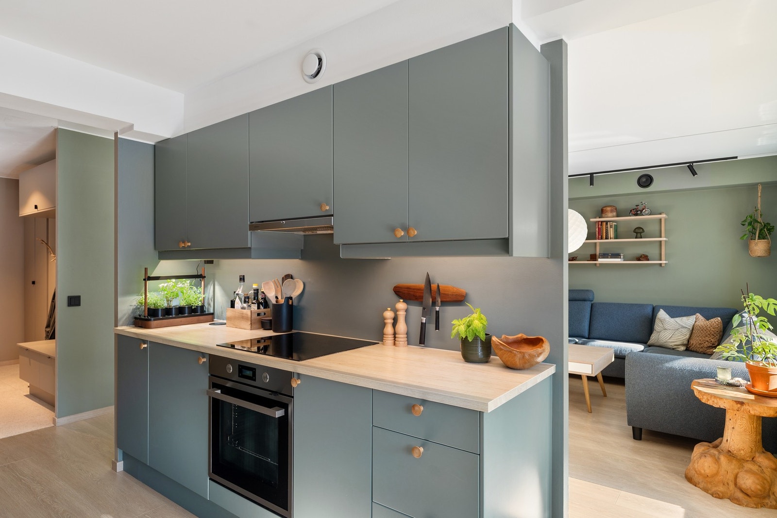 Kjøkkenet ble vurdert til TG1 av takstmann, og byr på integrerte hvitevarer som platetopp og stekeovn. Galleribilde