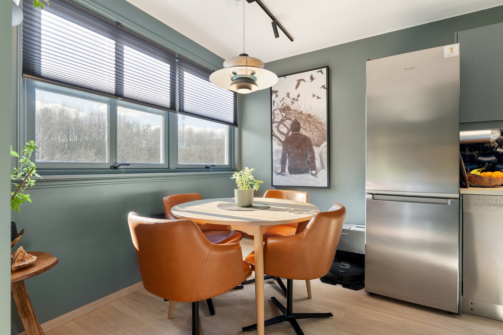 Spisebordet får en naturlig plassering i rommet og danner et perfekt samlingspunkt for venner og familie. Galleribilde